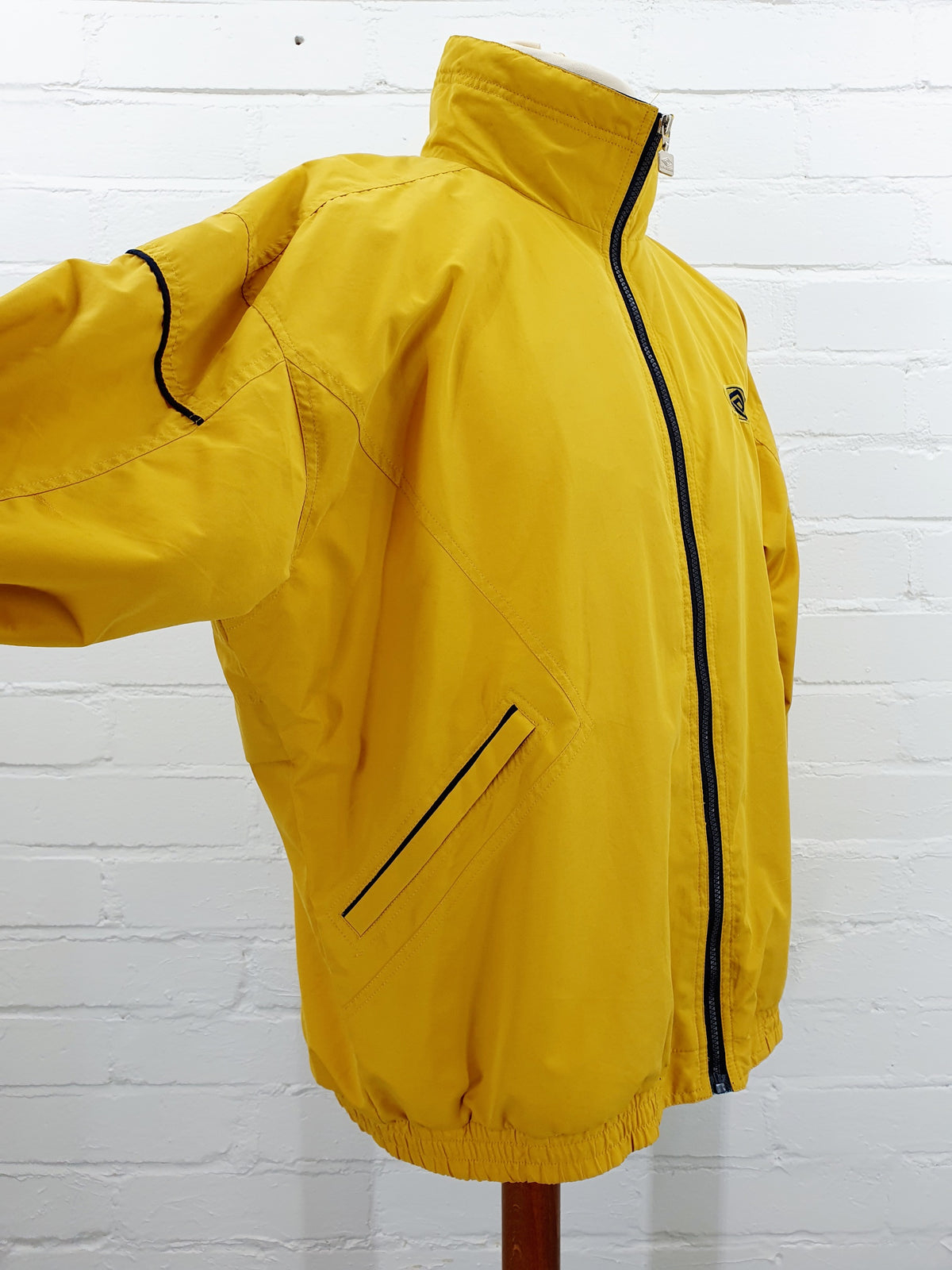 Umbro, auringonkeltainen tuulitakki 90-luvulta, vintage urheilutakki, kuva sivulta