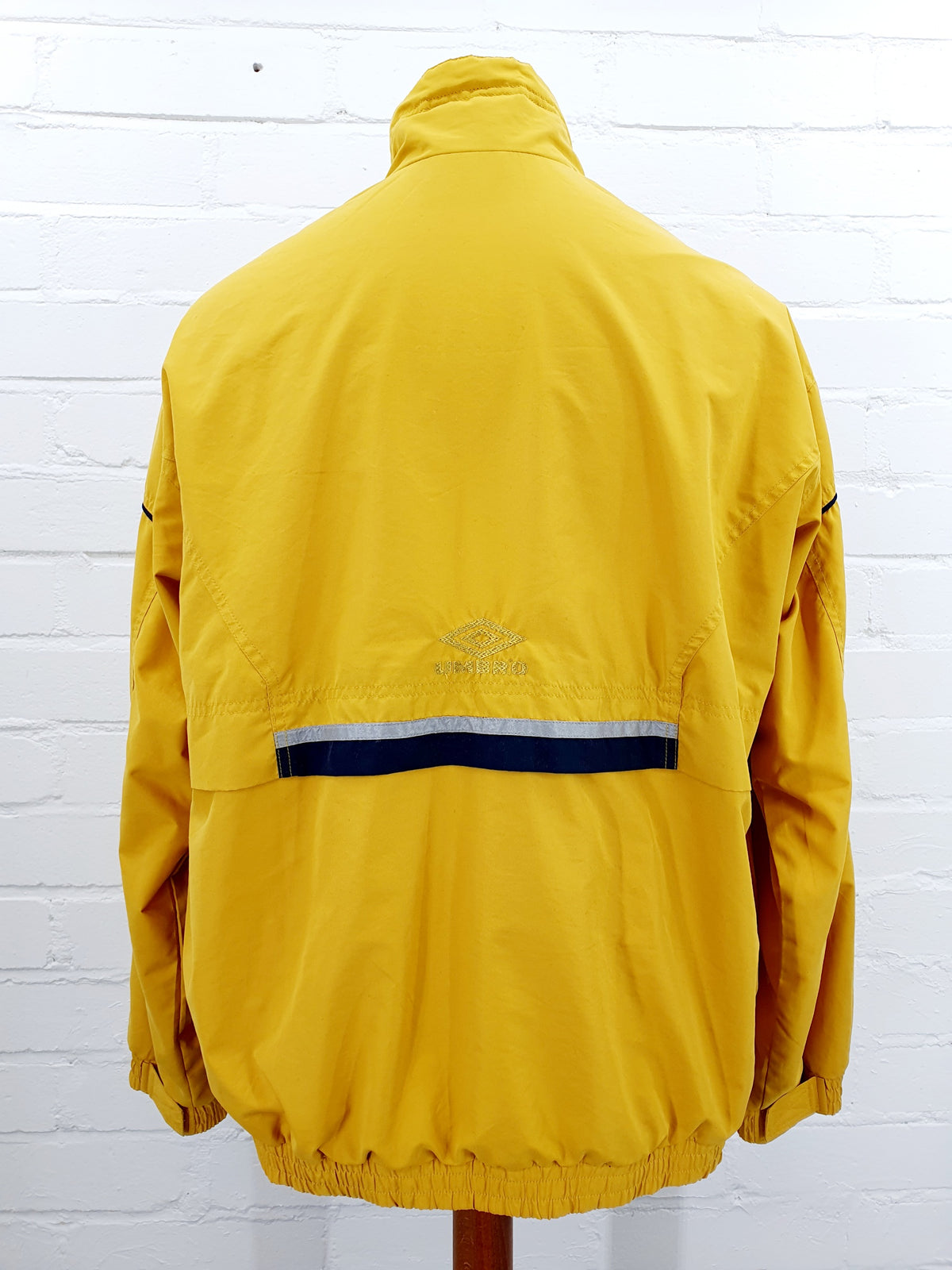 Umbro, auringonkeltainen tuulitakki 90-luvulta, vintage urheilutakki, kuva takaa