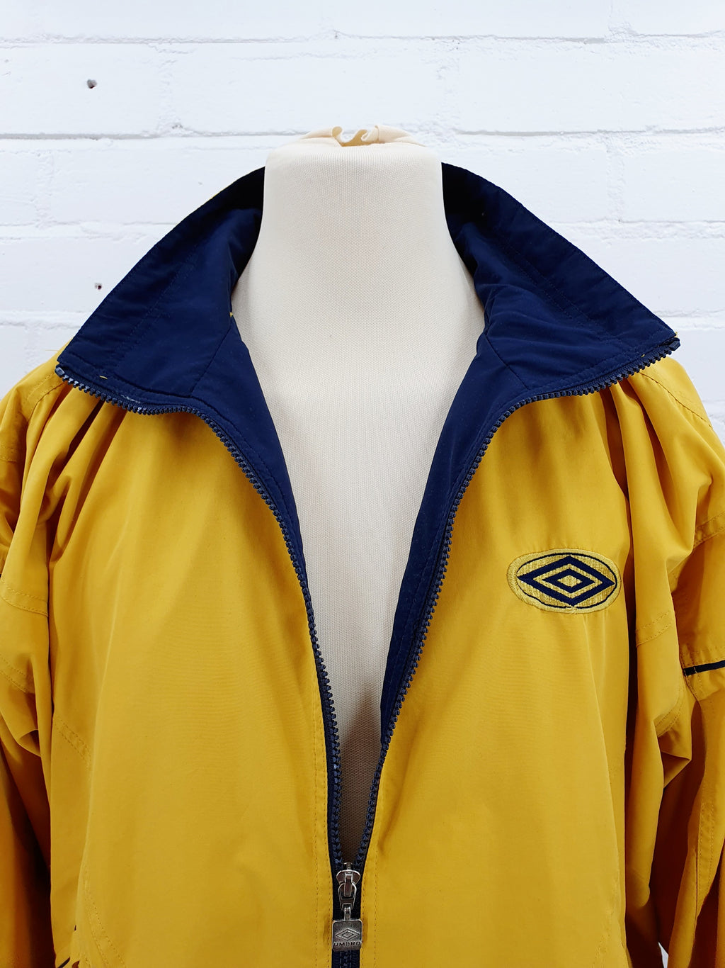 Umbro, auringonkeltainen tuulitakki 90-luvulta, vintage urheilutakki, kuva kauluksesta