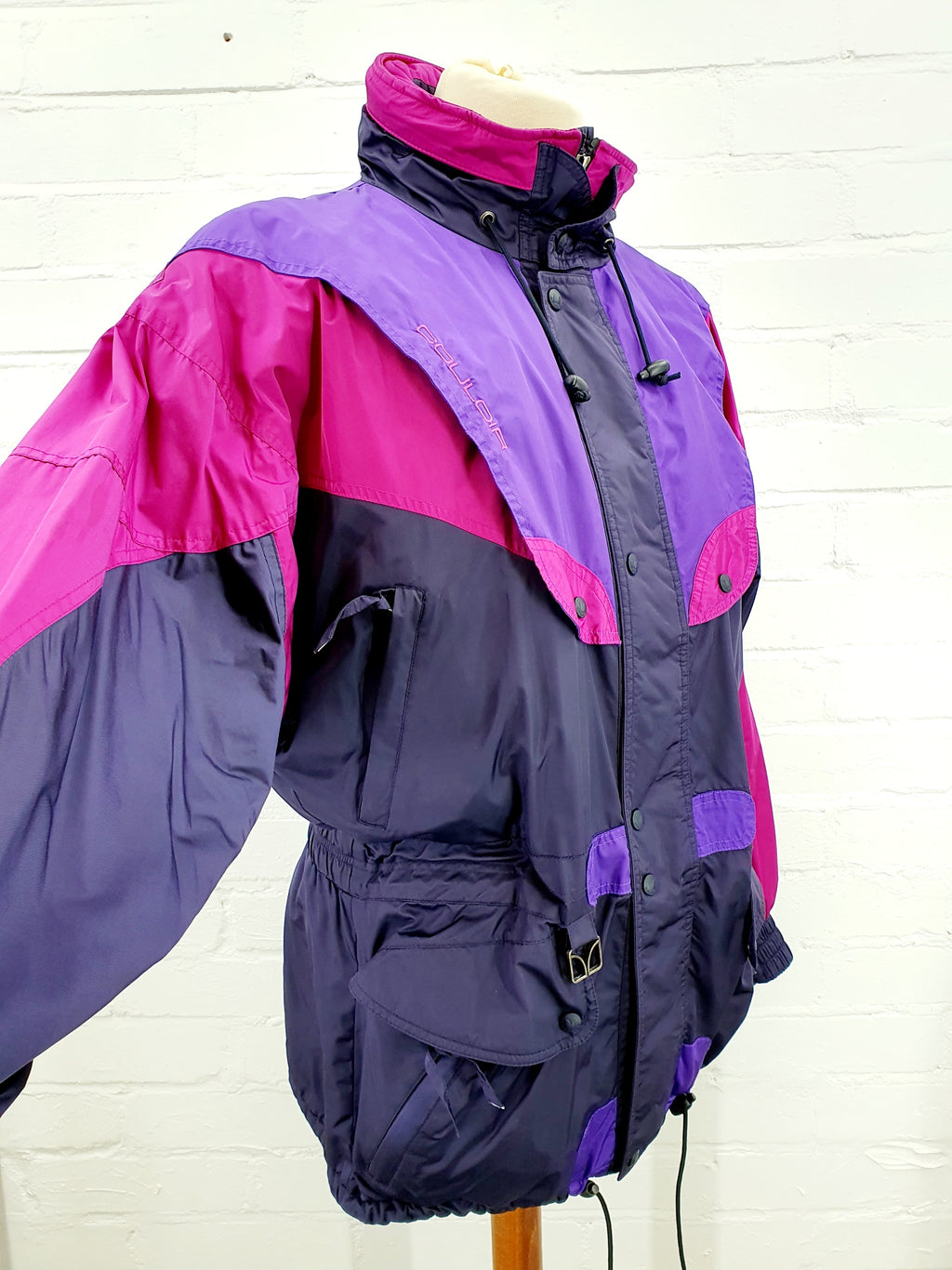 Vintage laskettelutakki 90-luvulta, väritysluumu-fuksia-violetti, kuva sivulta