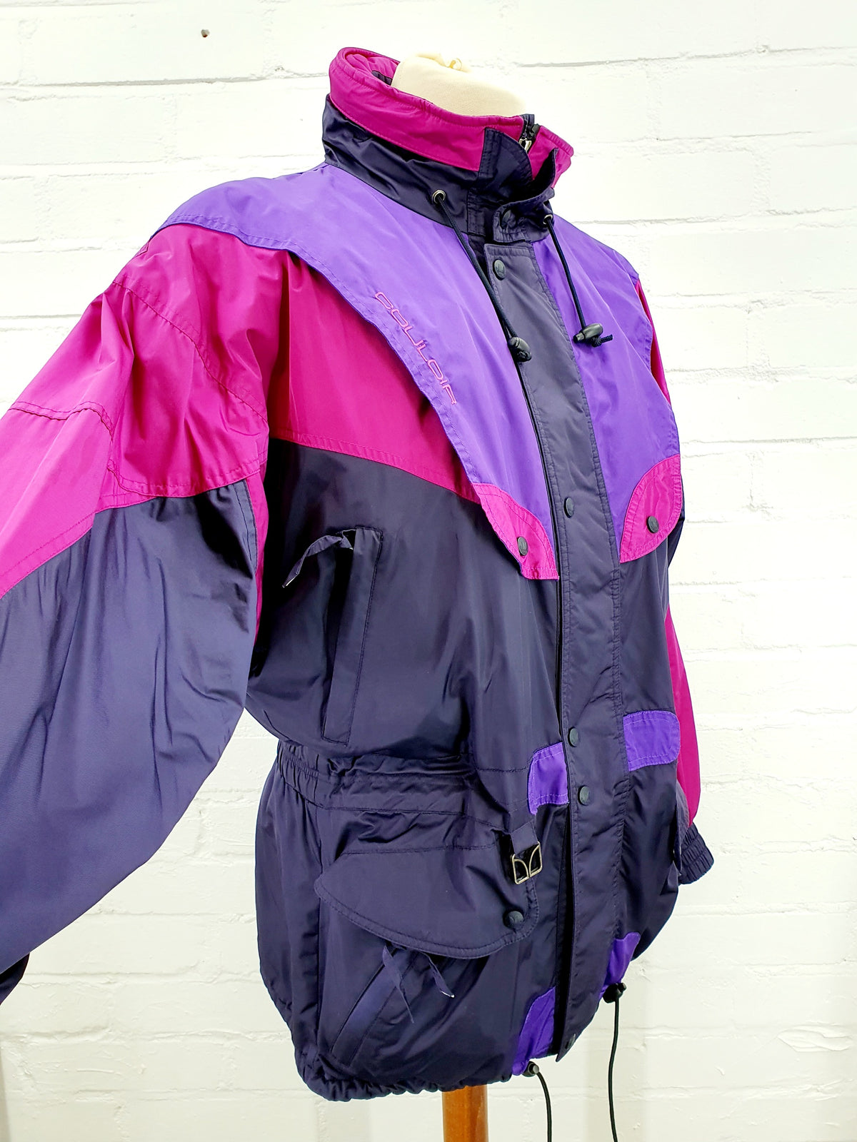Vintage laskettelutakki 90-luvulta, väritysluumu-fuksia-violetti, kuva sivulta