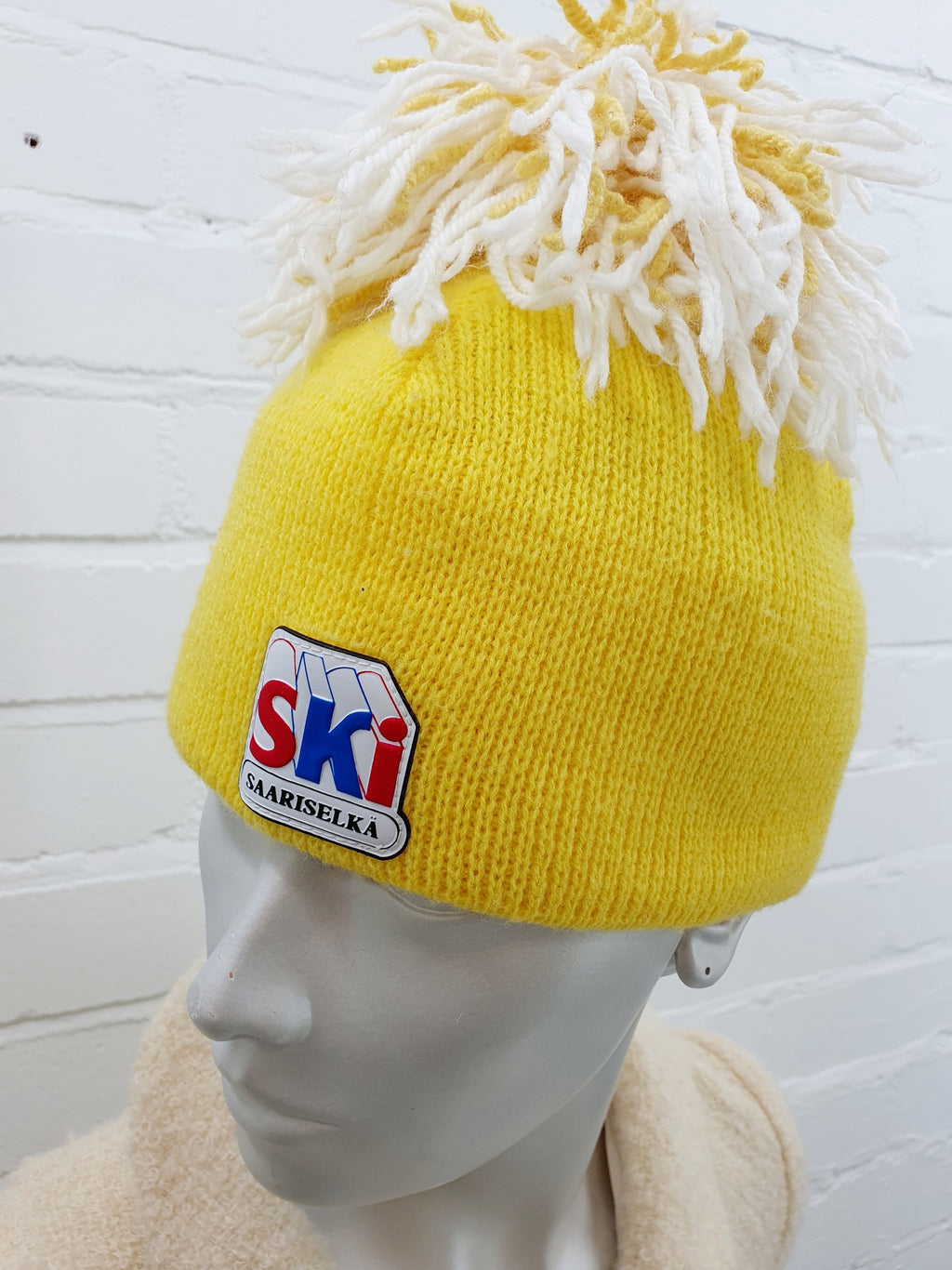 Keltainen retropipo Ski Saariselkä-merkillä., kuva edestä