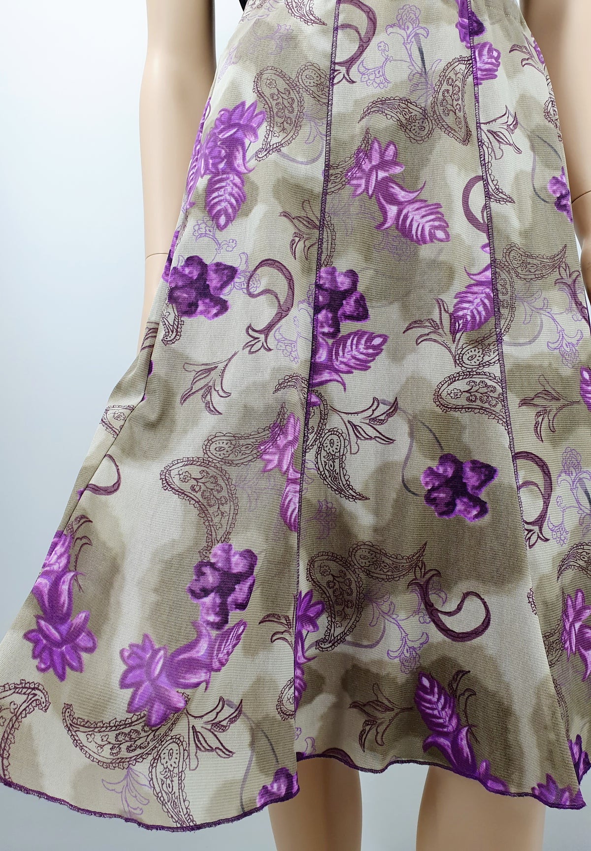 A-linjainen hame kuminauhavyötäröllä, väri hiekka/violetti, vyötärö 74-90cm, koko 36-42