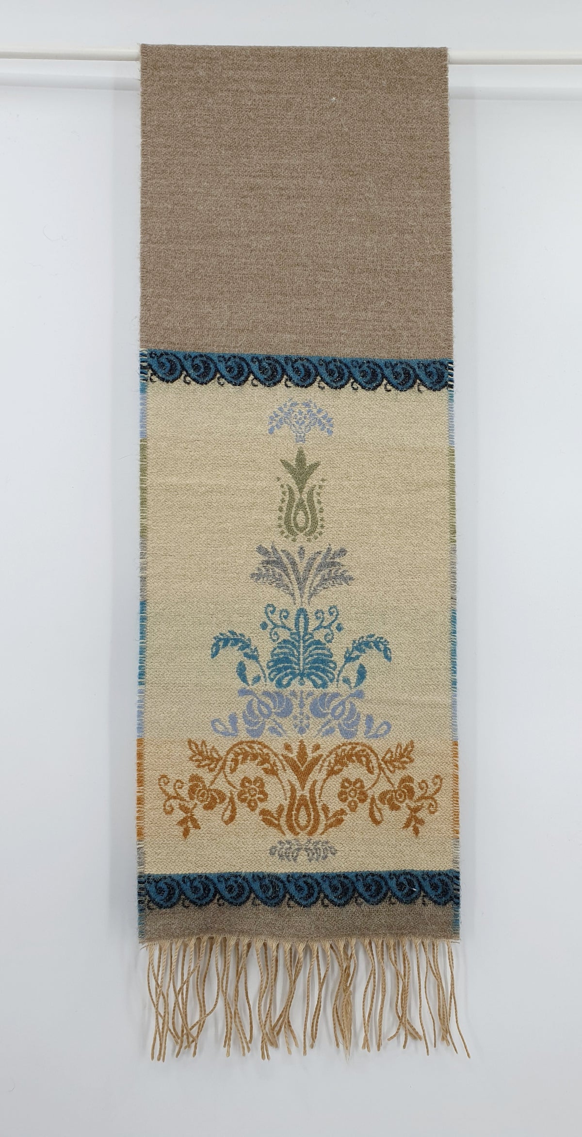 Pitkänmallinen vintagehuivi ornamenttikuviolla koko 25x140cm