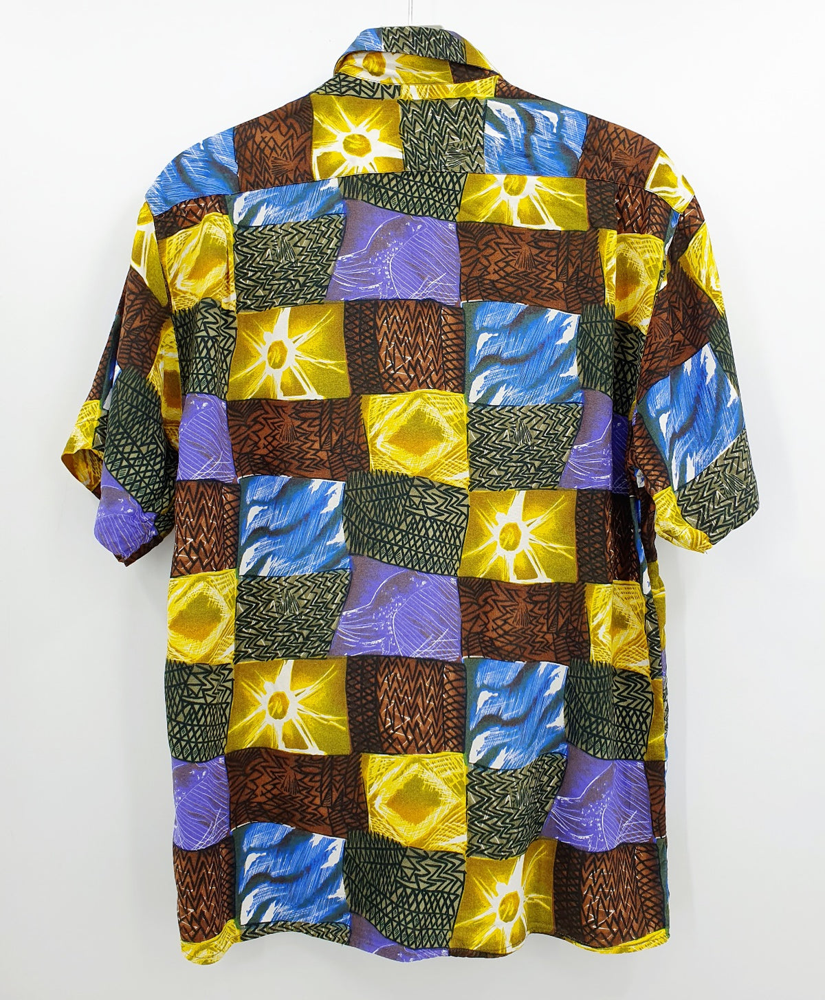 Dark patterned men's short-sleeved viscose shirt from the 90s, size M
