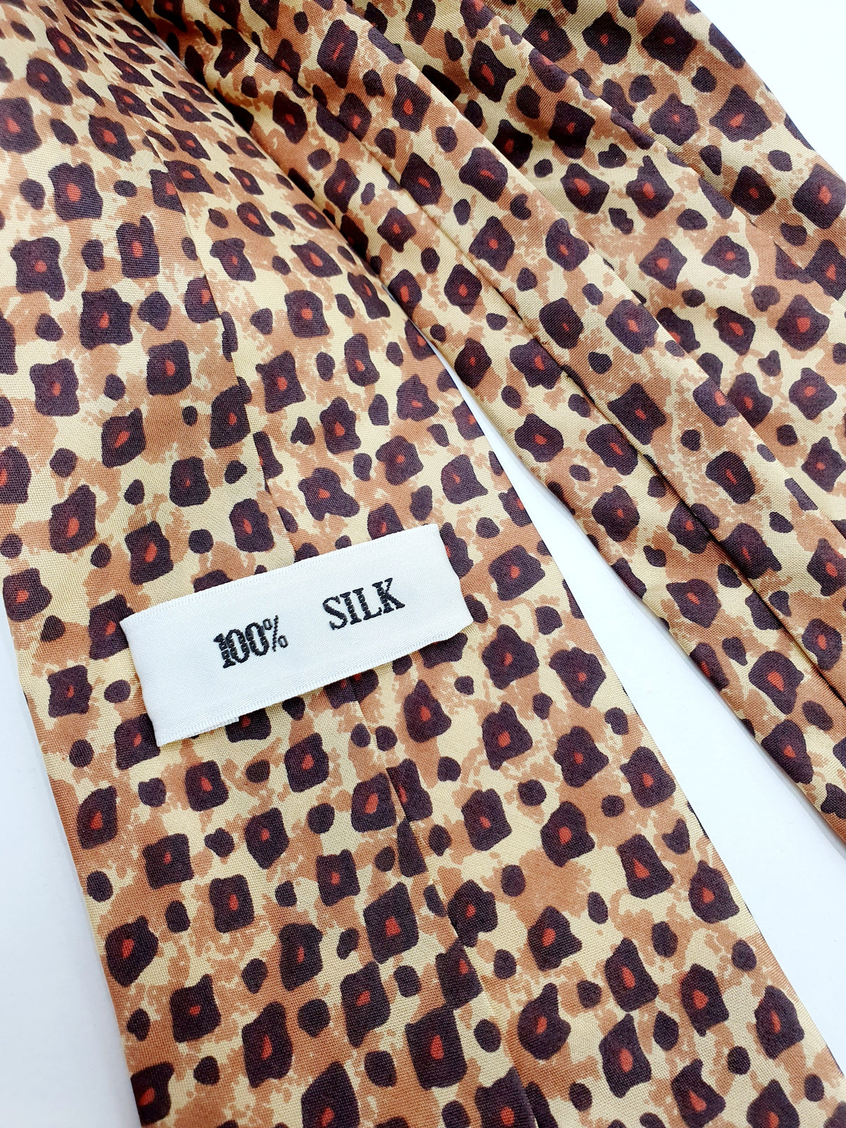 Silkkikravatti pelkistetty pantterikuosi, kuva taustapuolesta