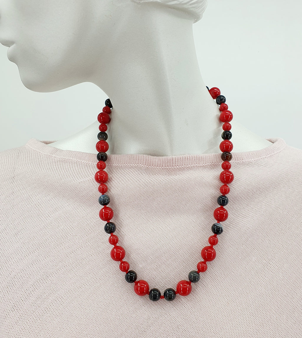 Red and black necklace made of glass beads, length 55cm