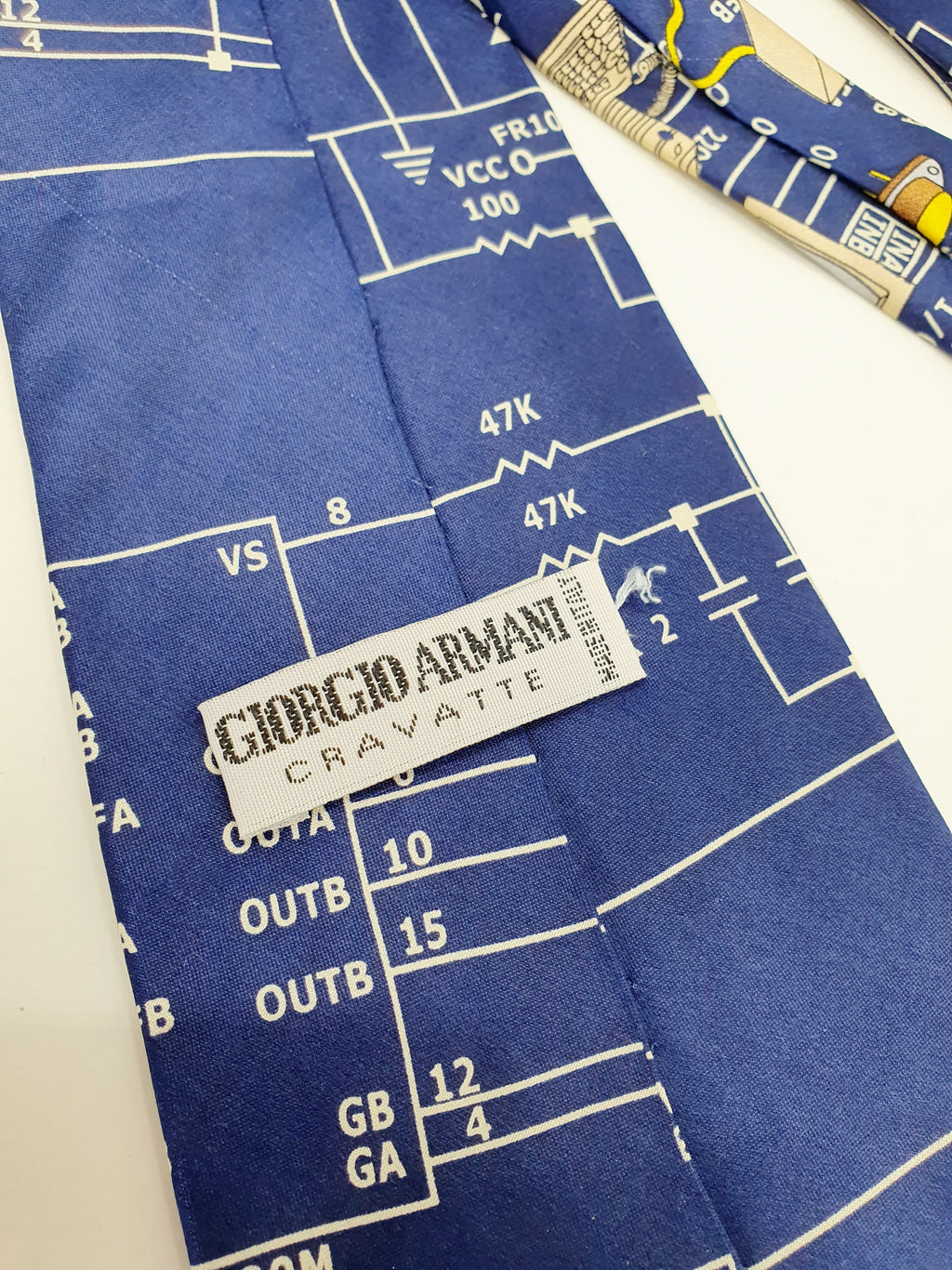 Armani, vintage silkkikravatti 90-luvulta, tietokoneaiheinen kuvio, kuva takaa