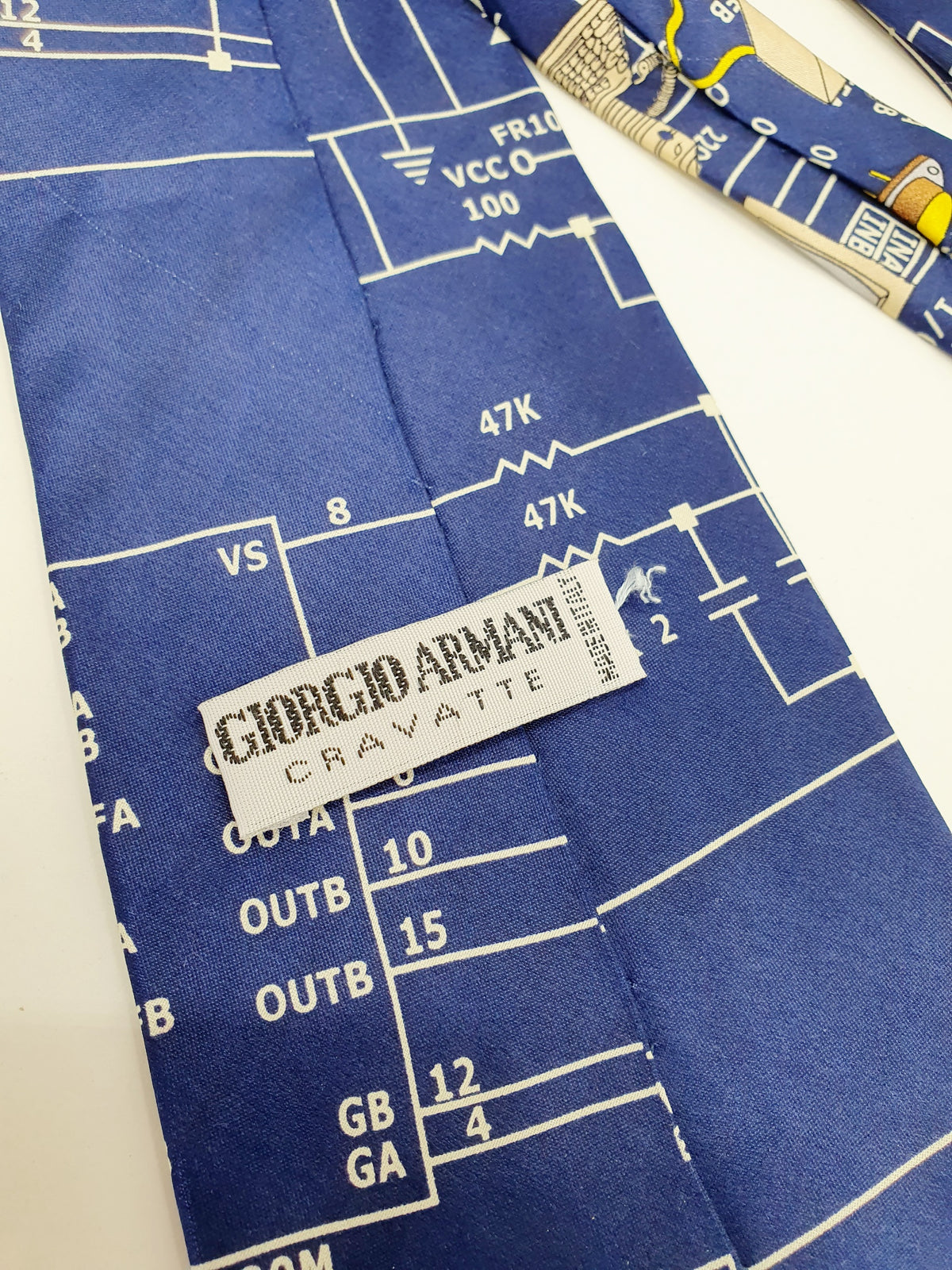 Armani, vintage silkkikravatti 90-luvulta, tietokoneaiheinen kuvio, kuva takaa