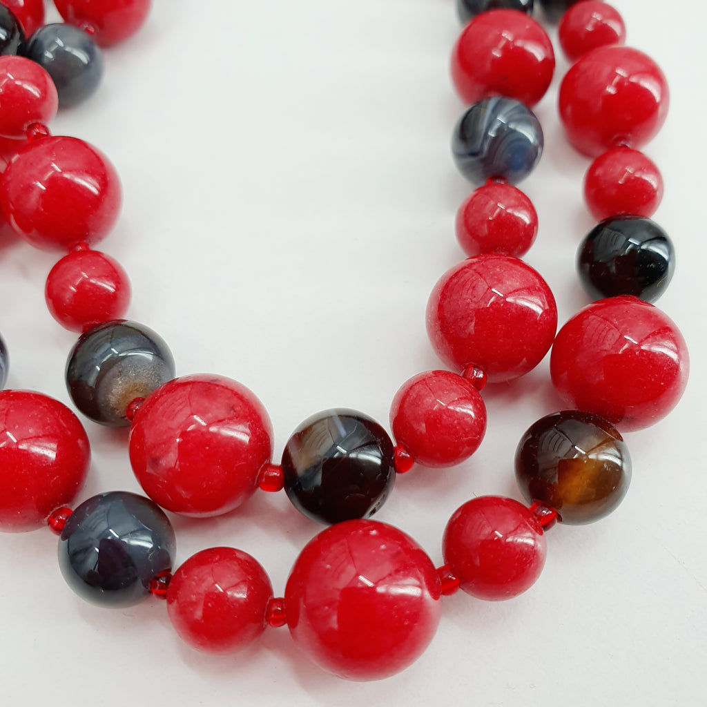 Red and black necklace made of glass beads, length 55cm
