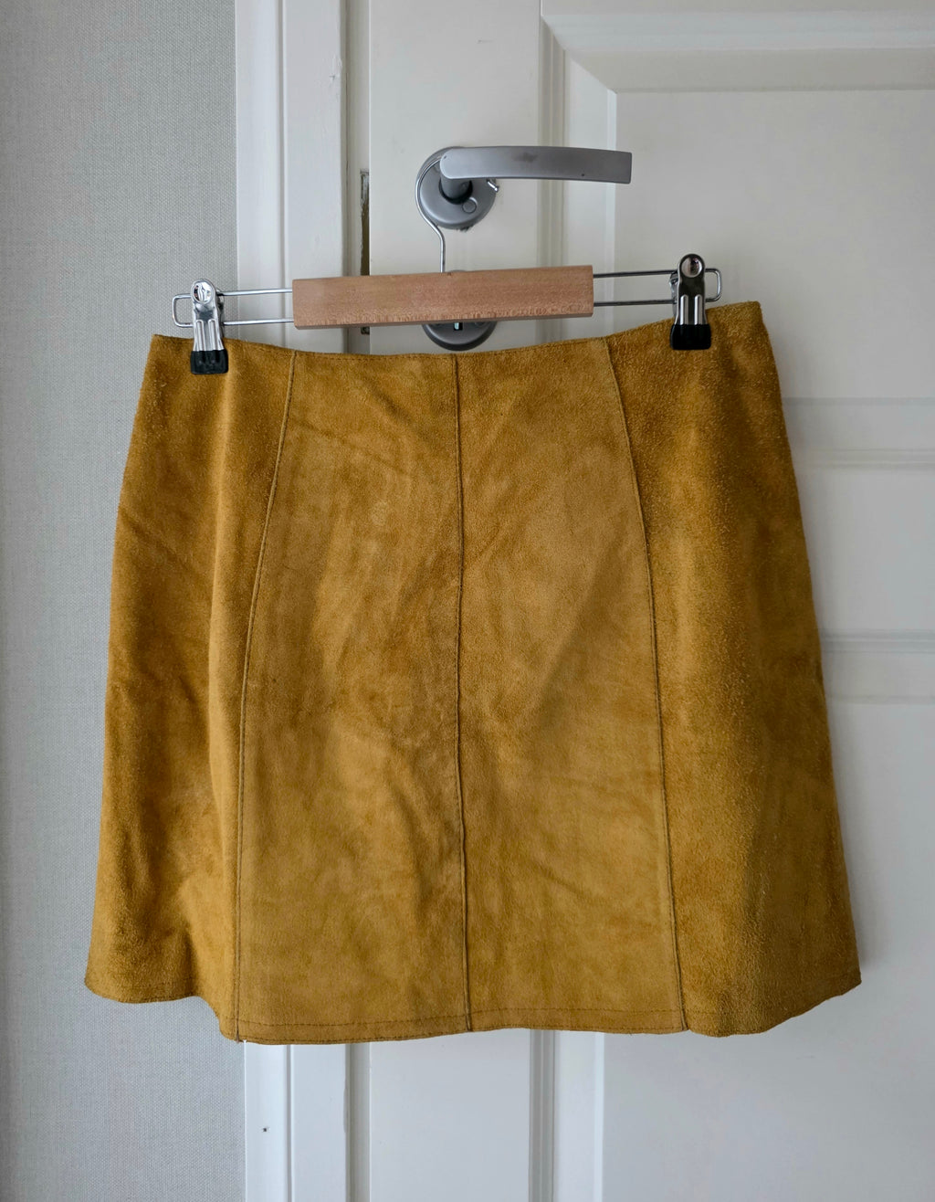 Keltainen mokkanahkainen minihame 60-70-luvulta, vy 74cm, koko 36
