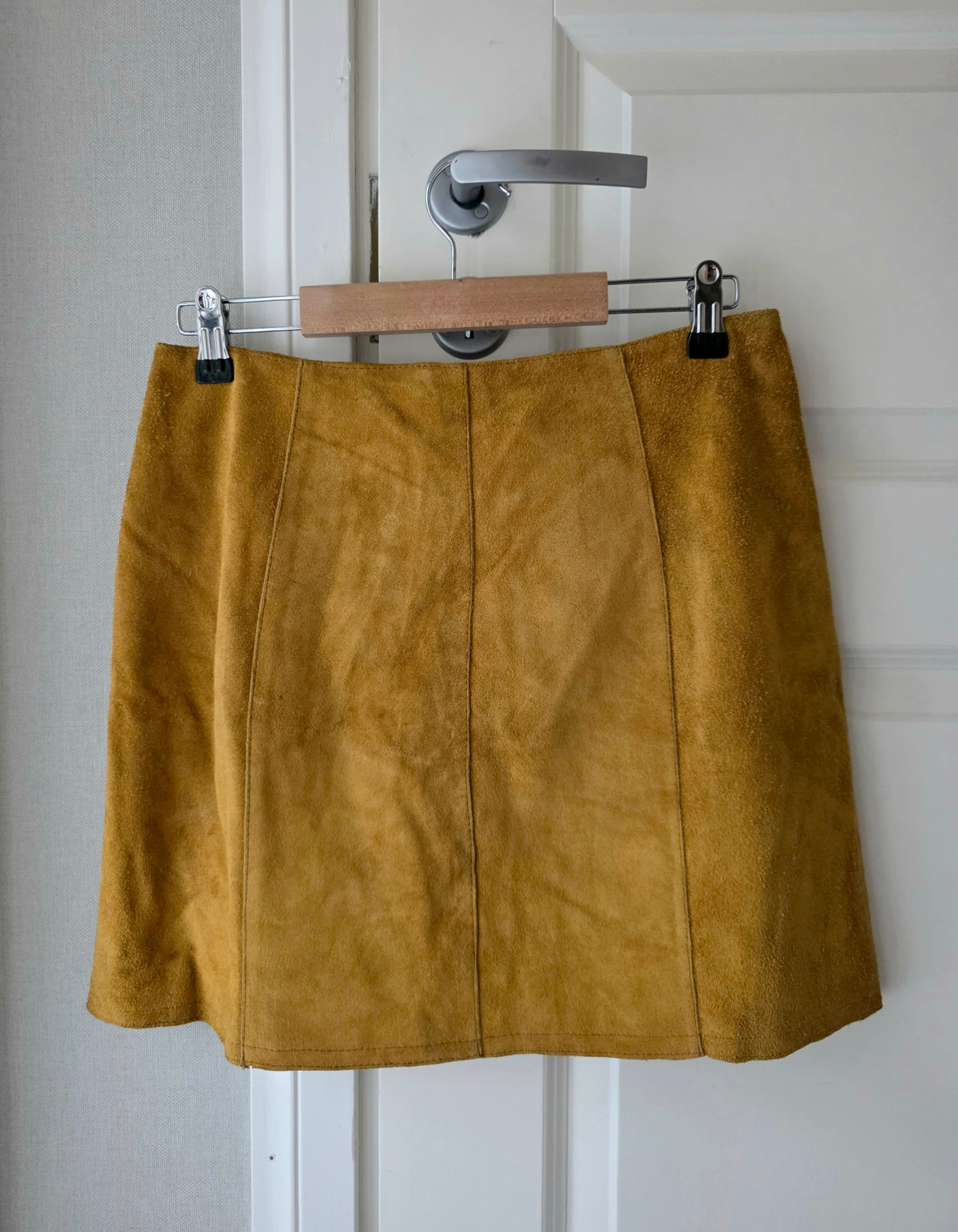 Keltainen mokkanahkainen minihame 60-70-luvulta, vy 74cm, koko 36