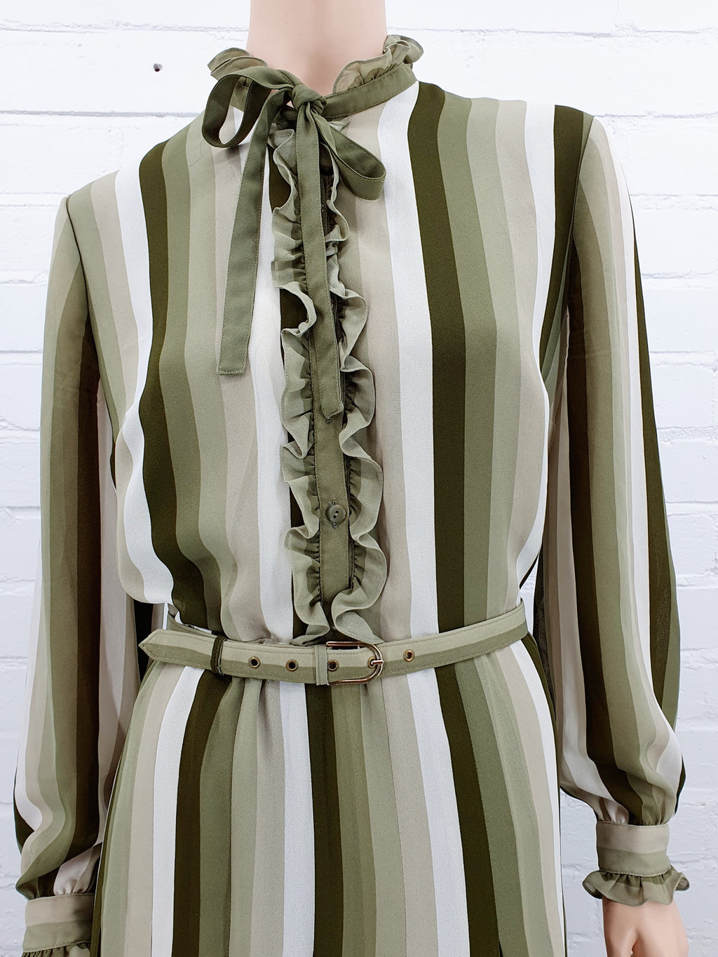 Vintagemekko 70-luvulta, oliivinvihreä raitakuvio, pitkähihainen, kuva yläosasta
