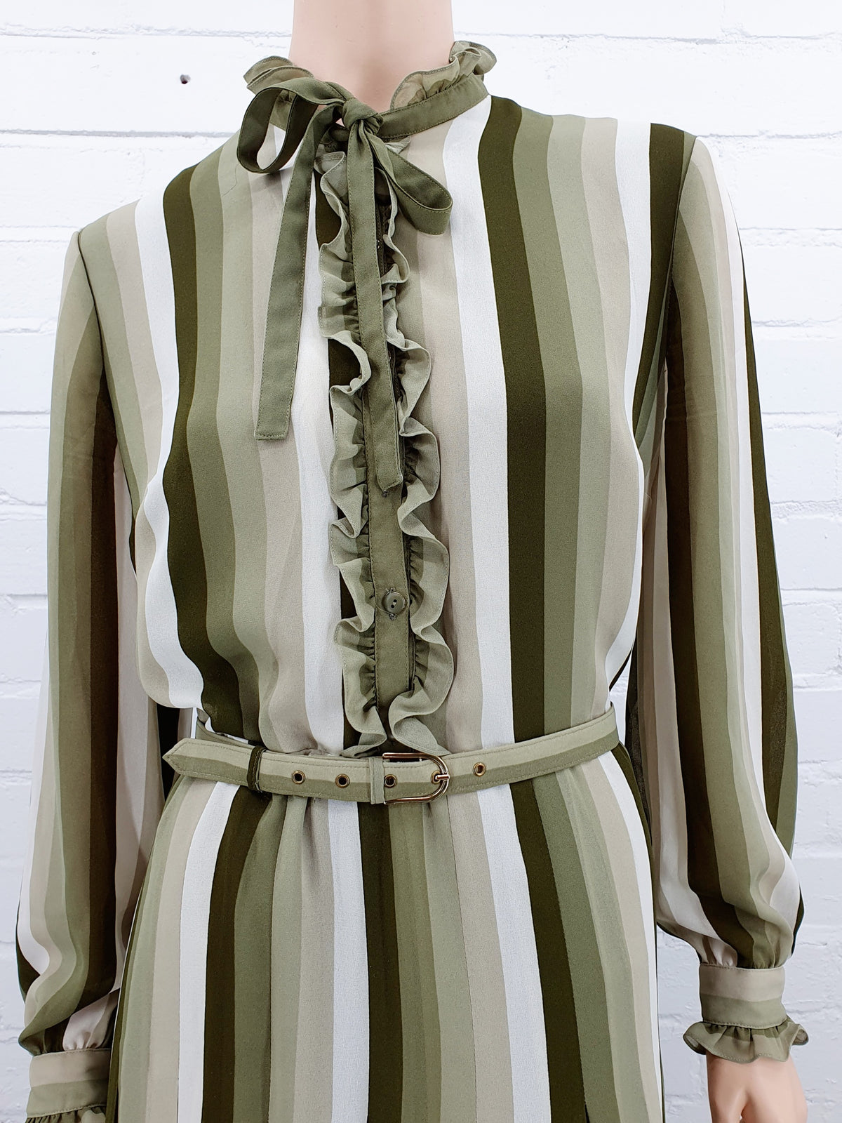 Vintagemekko 70-luvulta, oliivinvihreä raitakuvio, pitkähihainen, kuva yläosasta