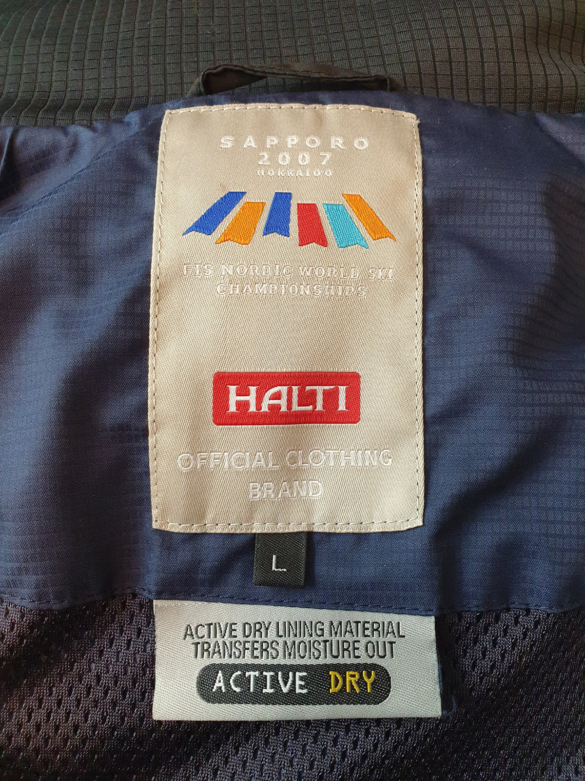 Halti Hiihtotakki Sapporo 2007 mallistosta Irroitettavat hihat, kuva logosta