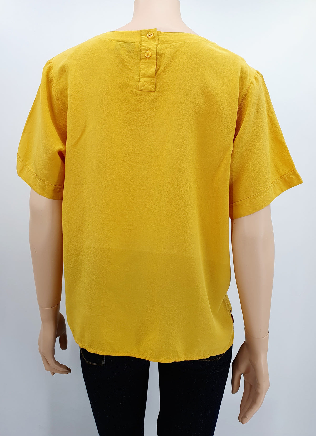Luonnonvalkoinen miesten vintage silkkipaita 1990-luvulta, lyhythihainen, kuva selkäpuolelta