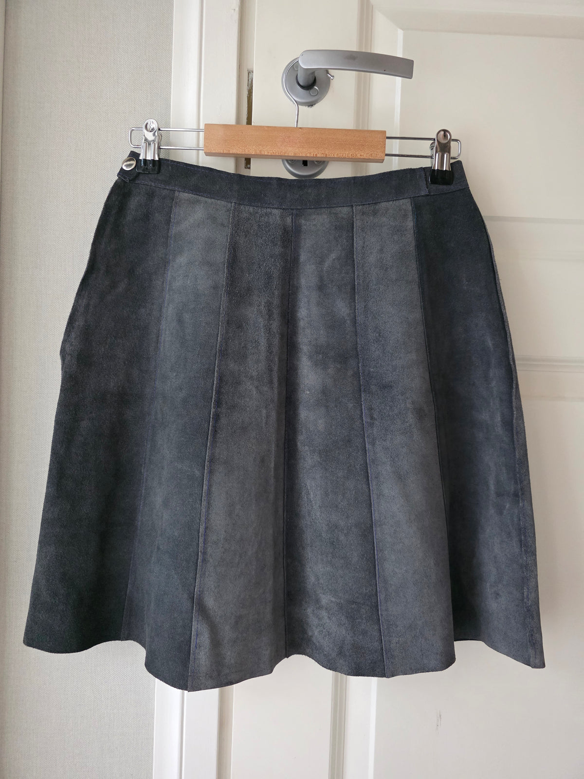 Harmaa mokkanahkainen hame 60-70-luvulta, vy 68cm, koko 34-36