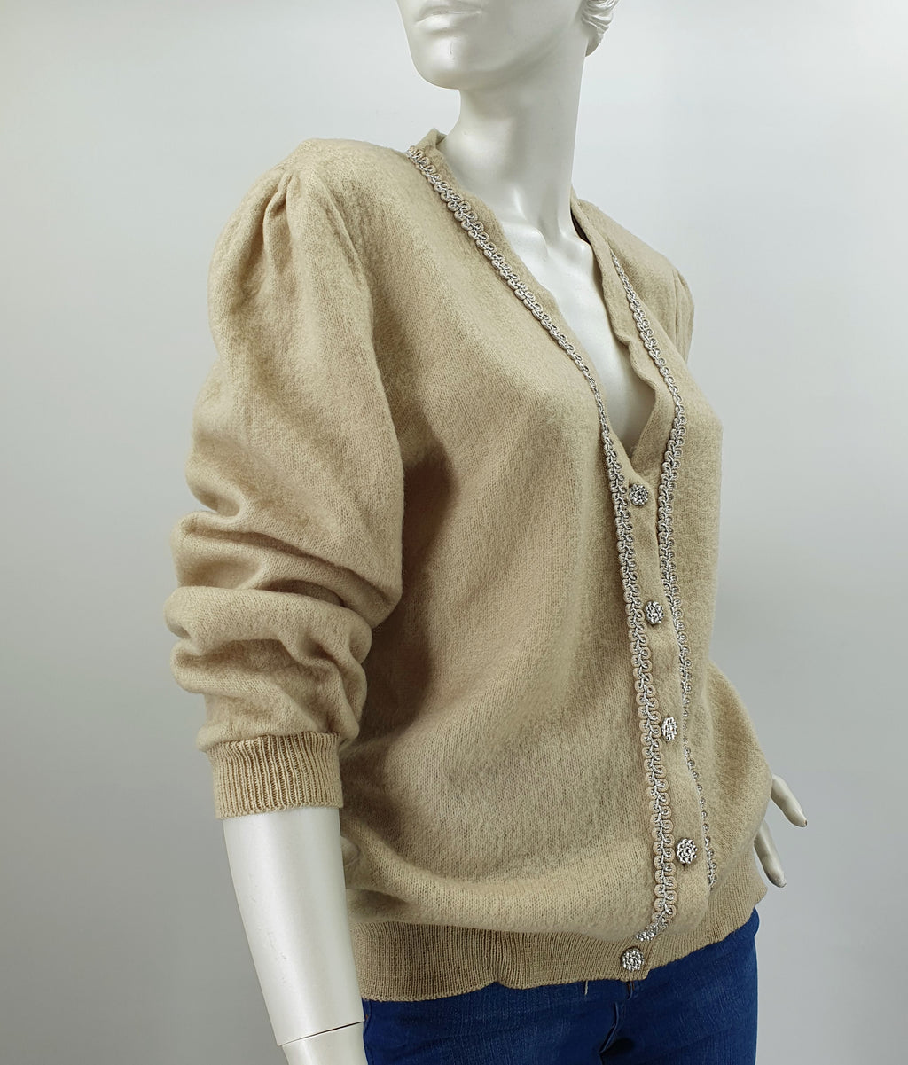 Italialainen vintage neuletakki 80-luku Beige Rypytykset olkapäällä Sivusta kuvattuna