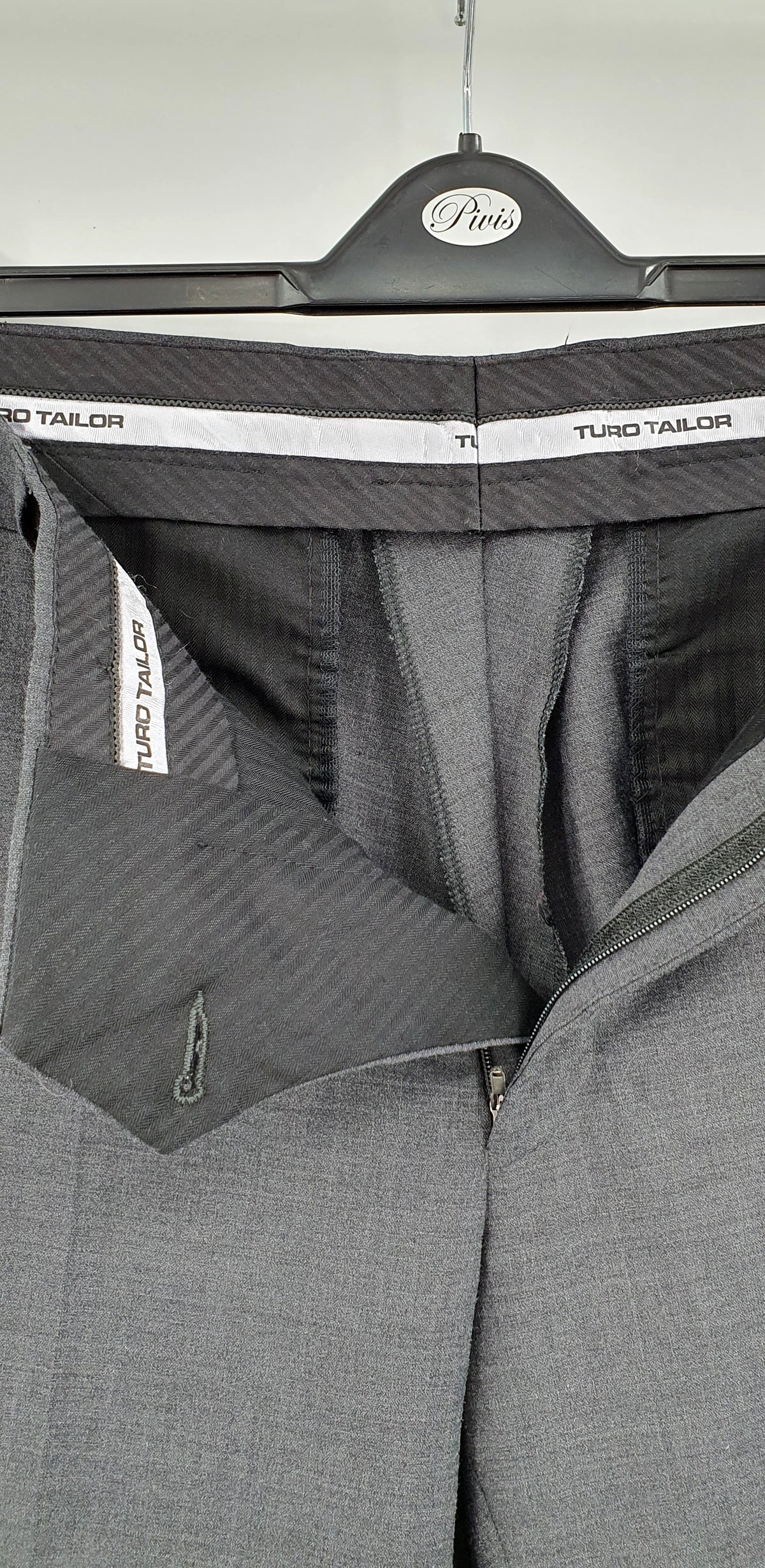 Turo Tailor, miesten tummanharmaat suorat housut 2000-luvulta, vyötärö 90cm