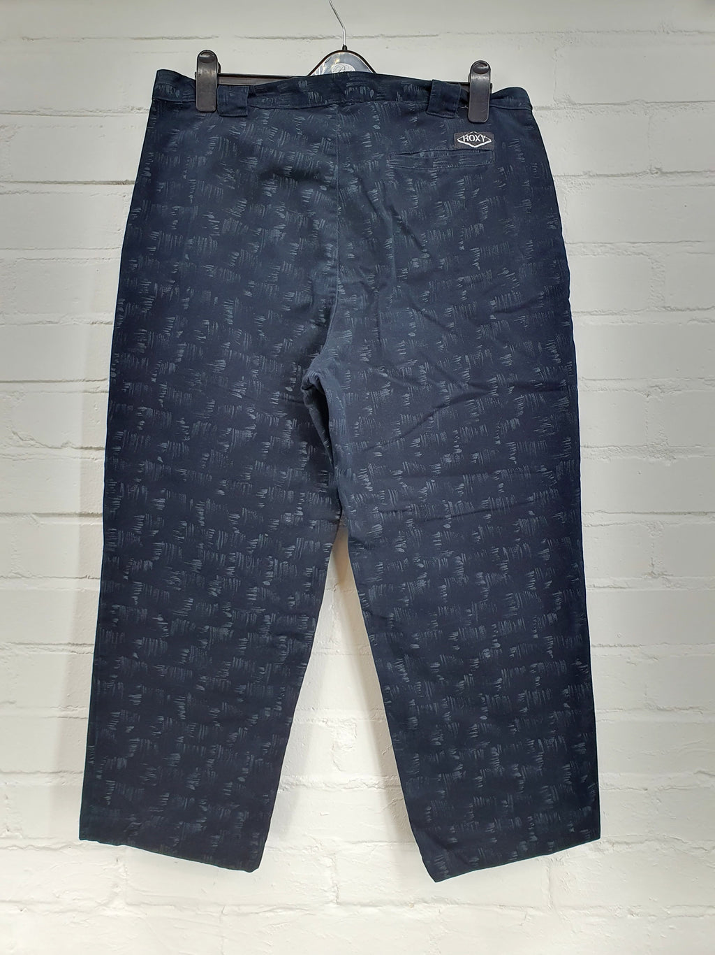 Roxy, miesten vintagehousut, 80-luku, musta-vaaleakuvio, kuva takaa