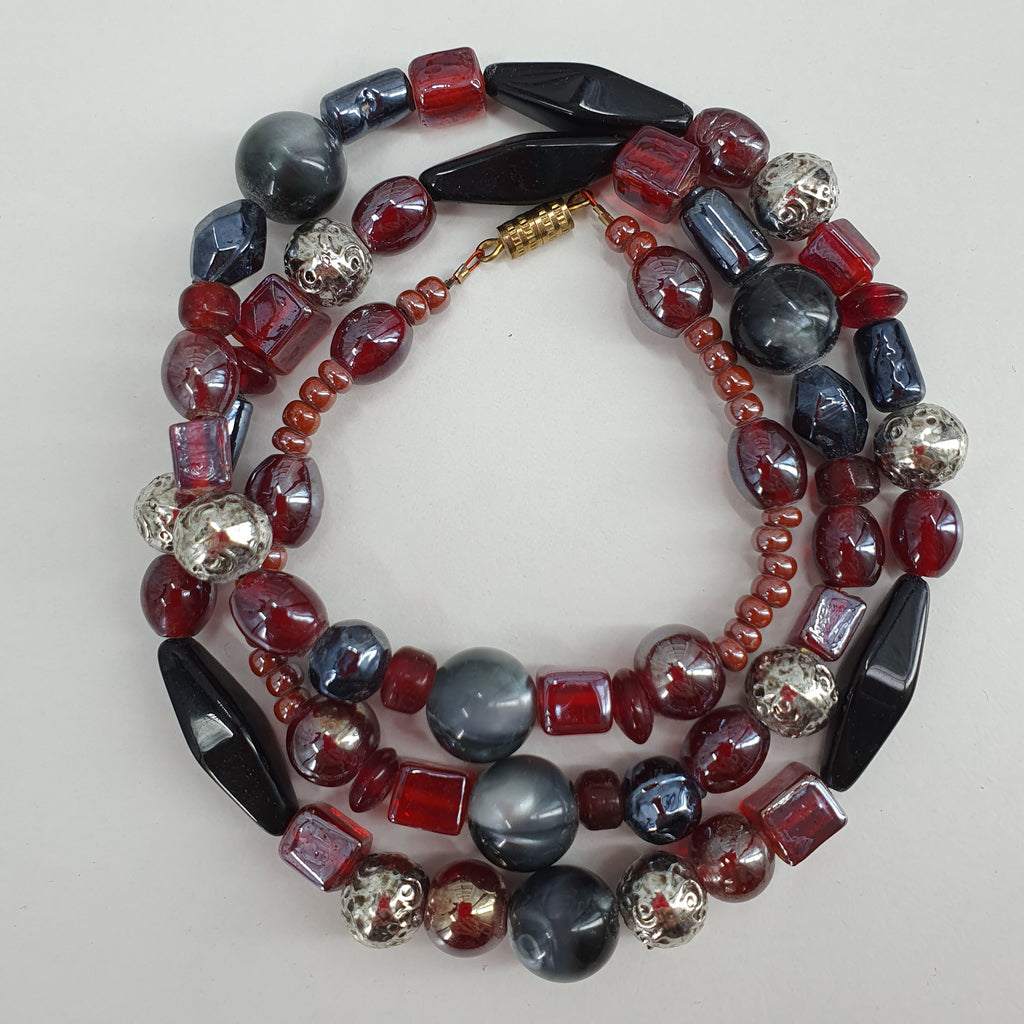 Pearl necklace, color dark red/silver/black, length 66cm