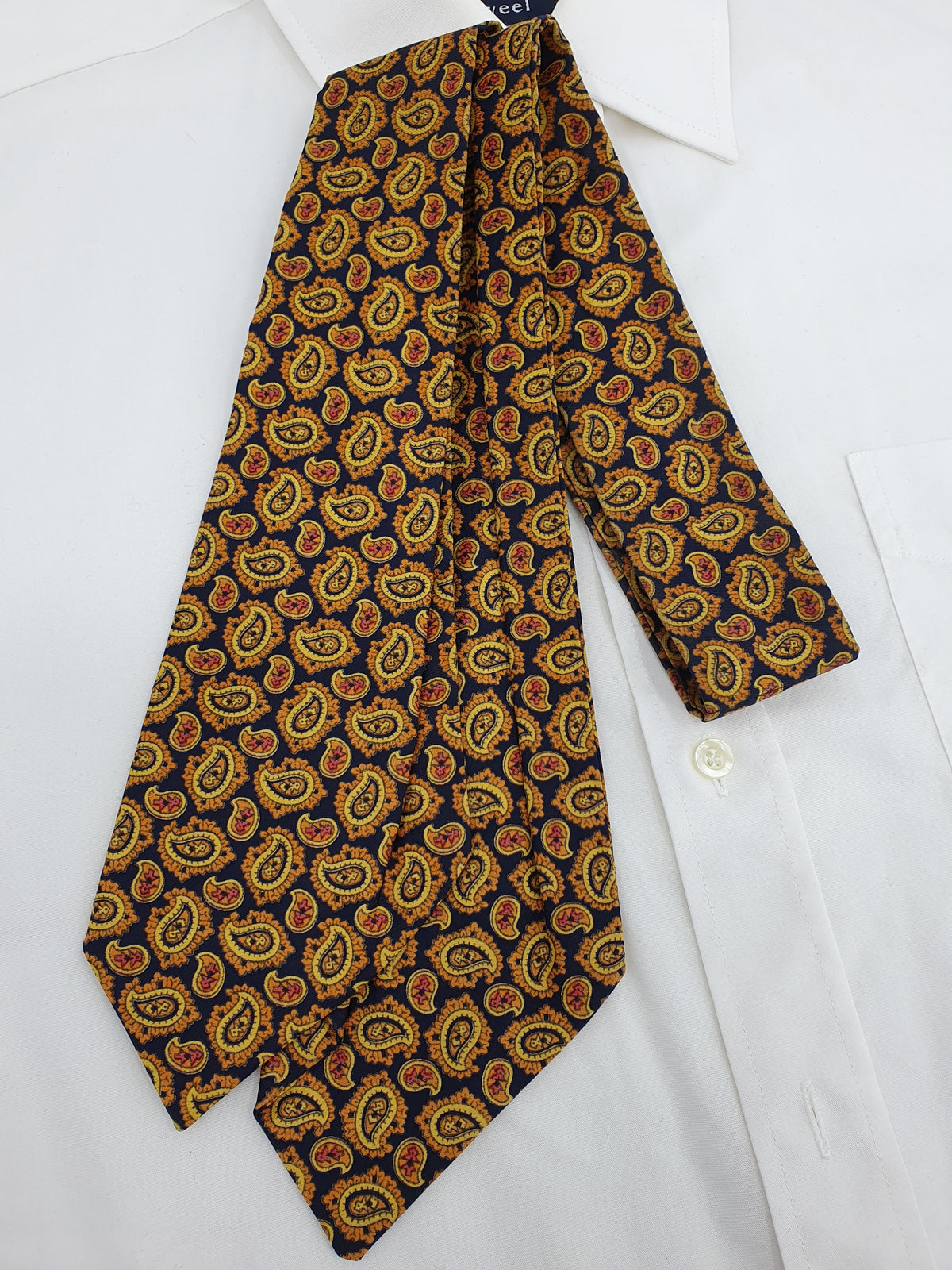 Ascot-solmio paisleykuviolla