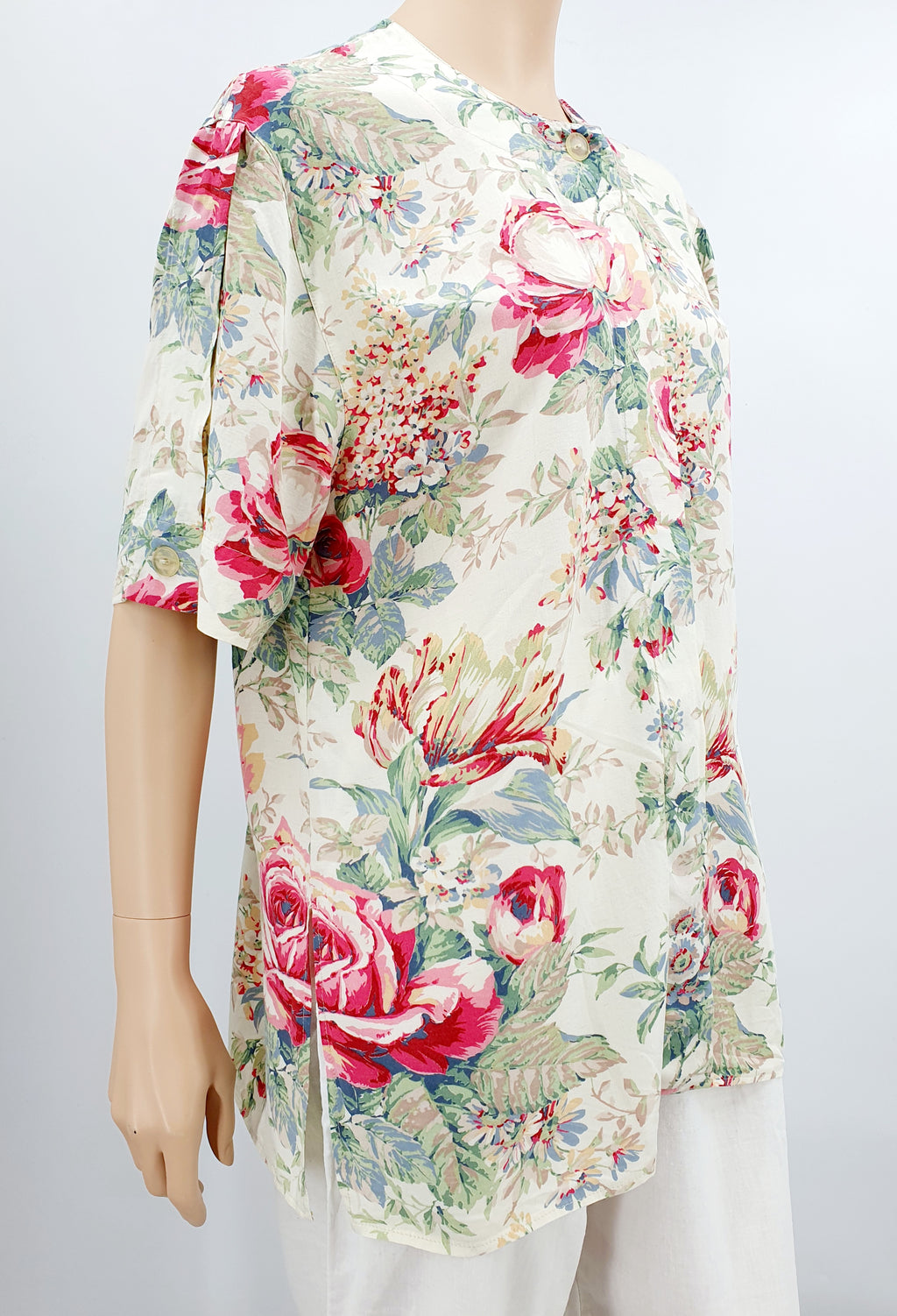 Model-Mari, floral shirt in viscose linen, from the 90s, size 40-42