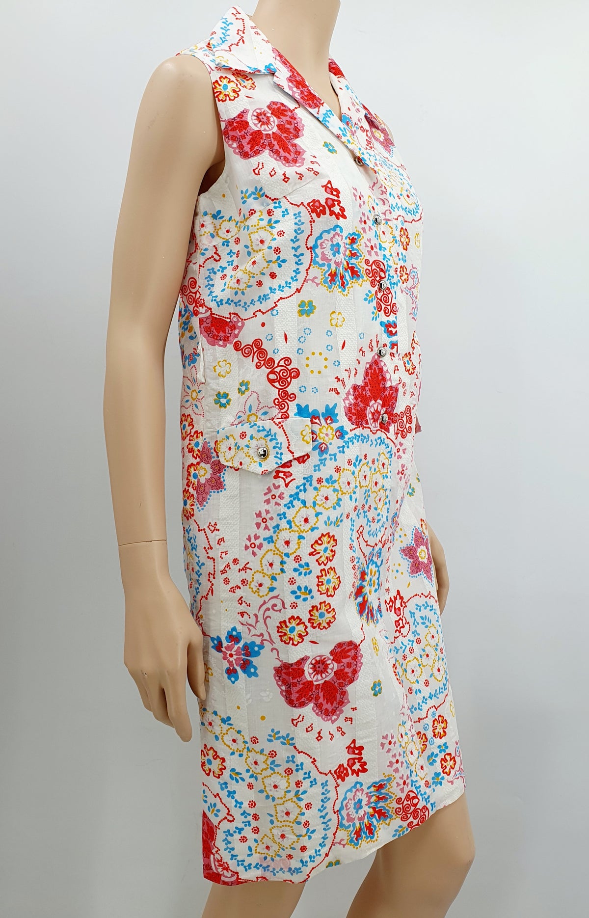 Hihaton kesämekko 1960-70-luvulta, kukkakuvioinen, kuva sivulta
