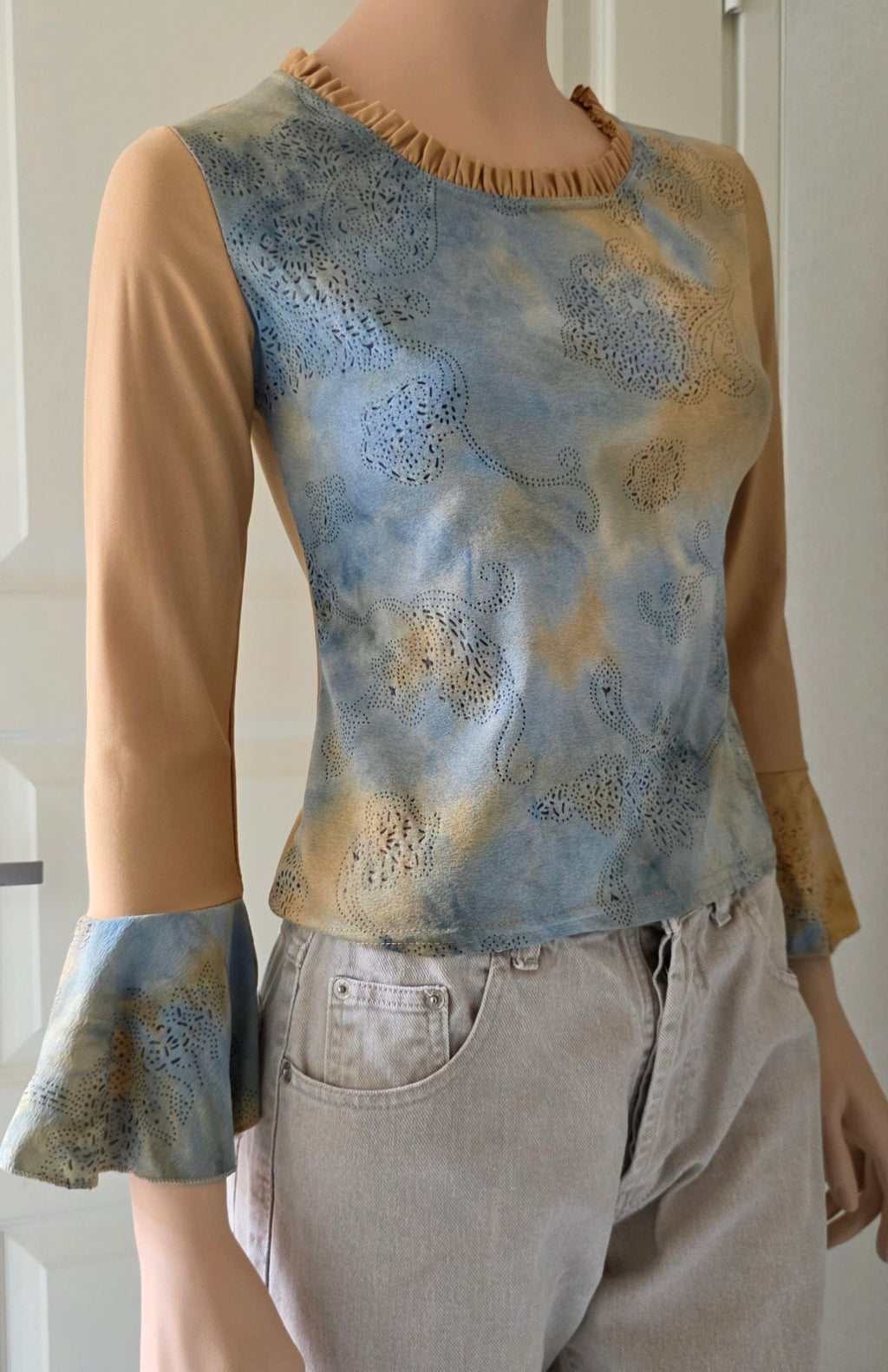 Beige-blue Y2K blouse with trumpet sleeves, size 34-36