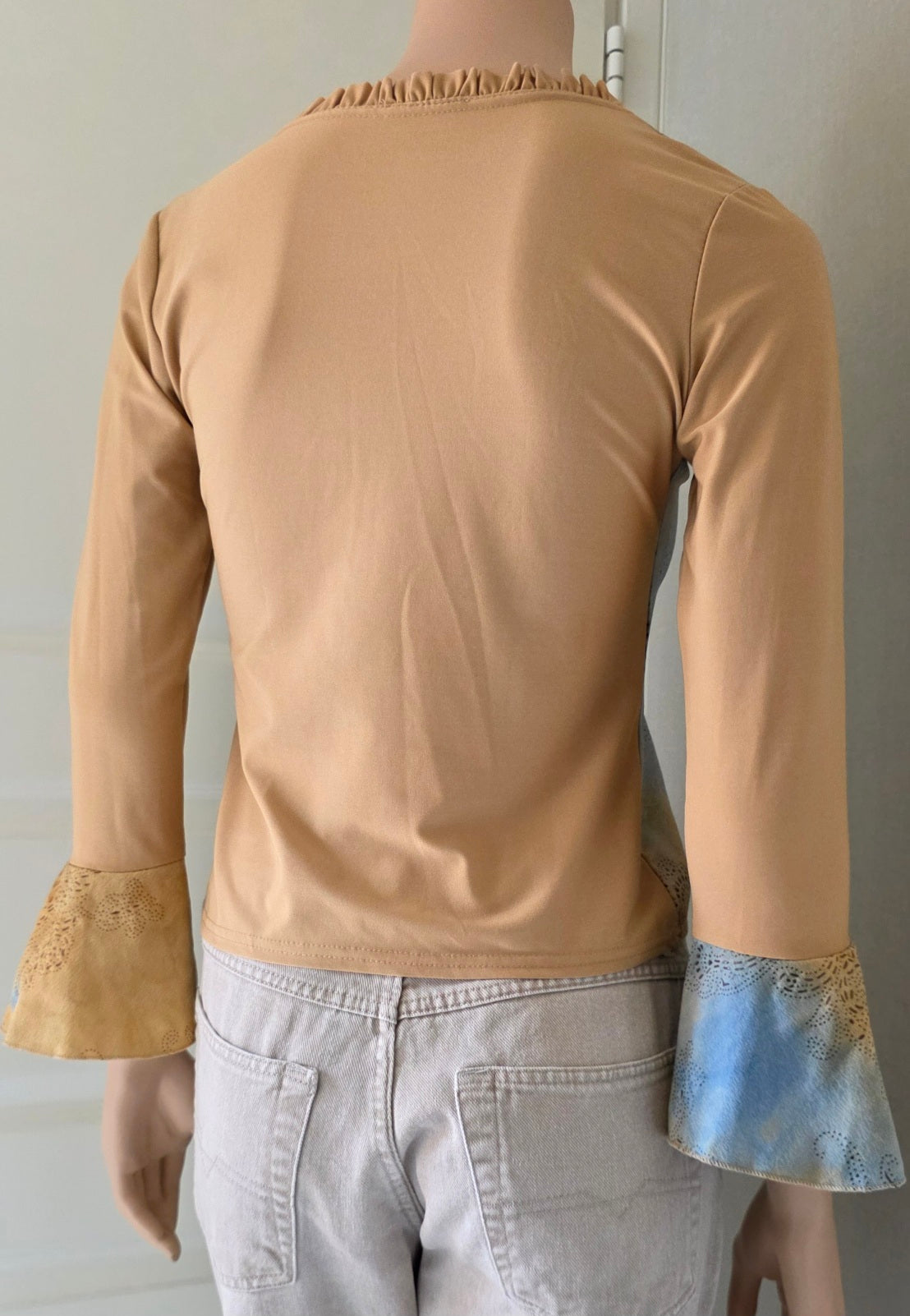 Beige-sininen Y2K pusero trumpettihihoilla, koko 34-36