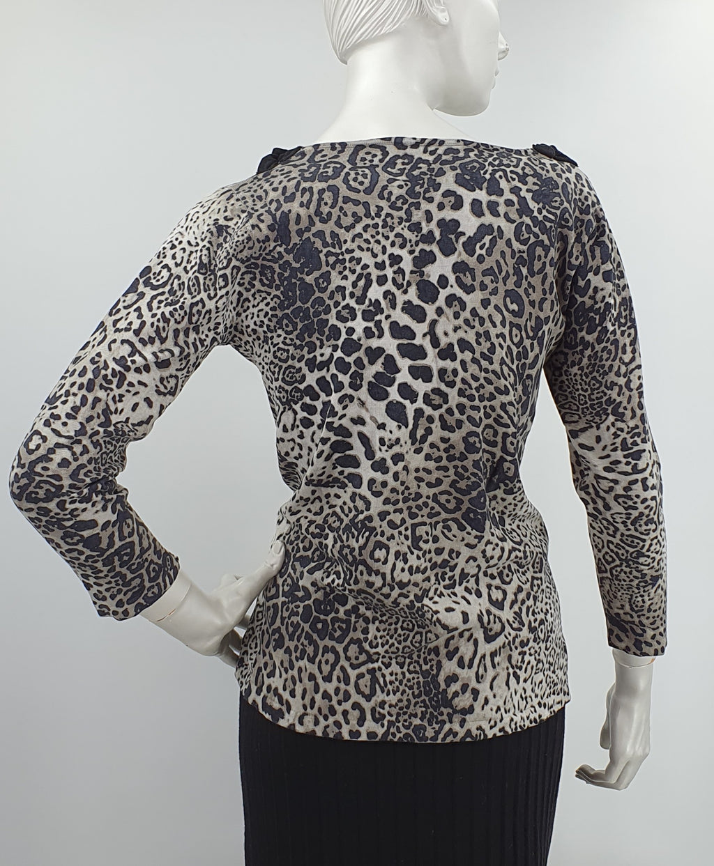 August Silk, mustanharmaa pantterikuvioinen neulepusero, koko 38/40