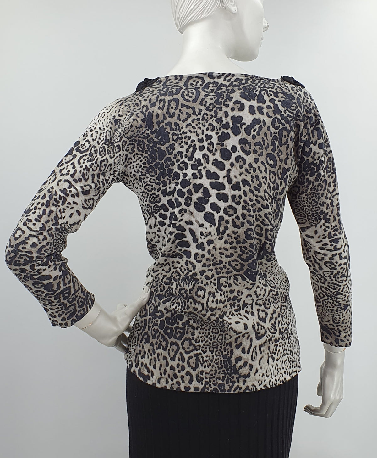 August Silk, mustanharmaa pantterikuvioinen neulepusero, koko 38/40