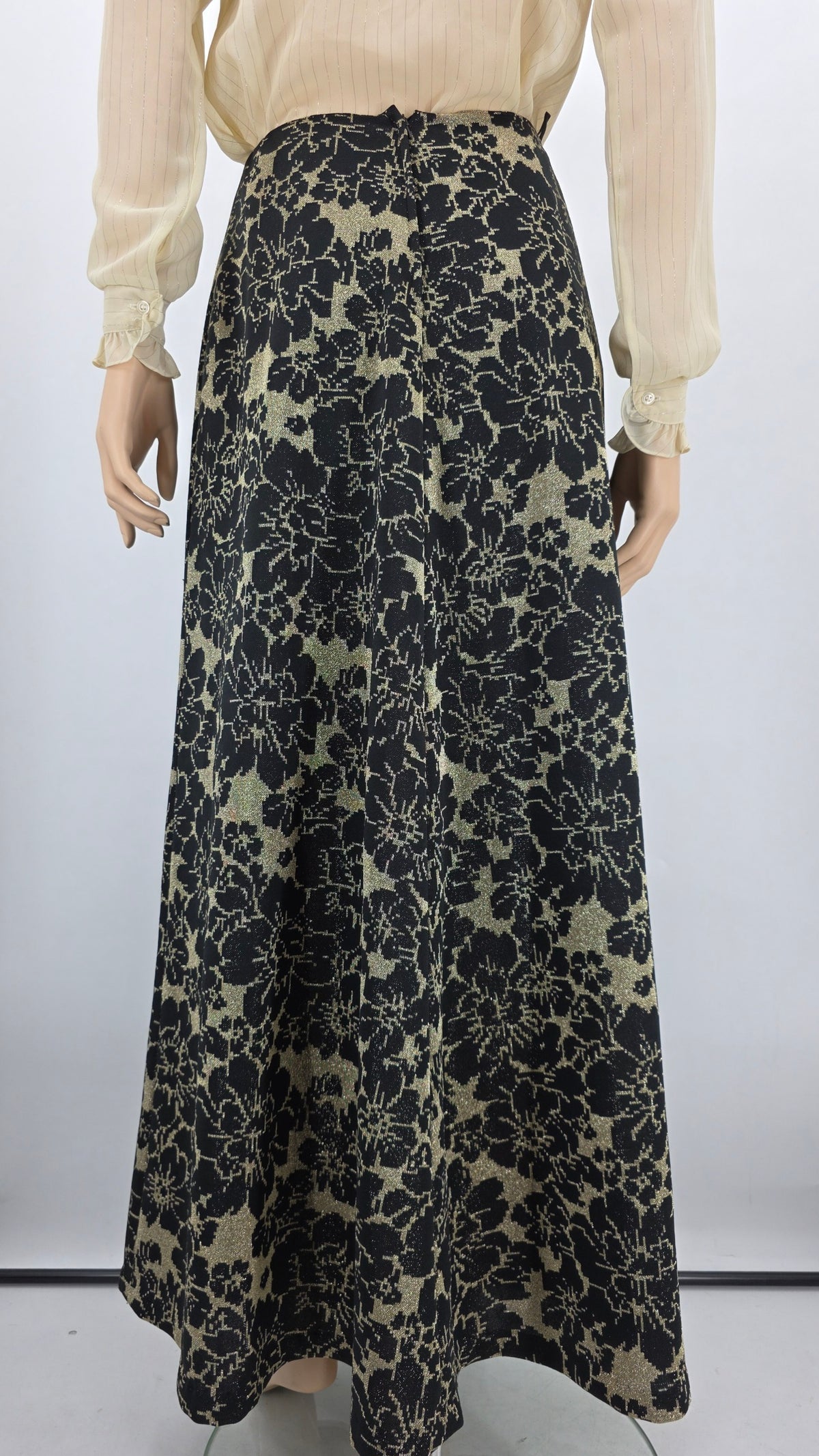 A-linjainen maxihame 70-luvulta, väri kulta/musta, vyötärö 72cm, koko 36/38