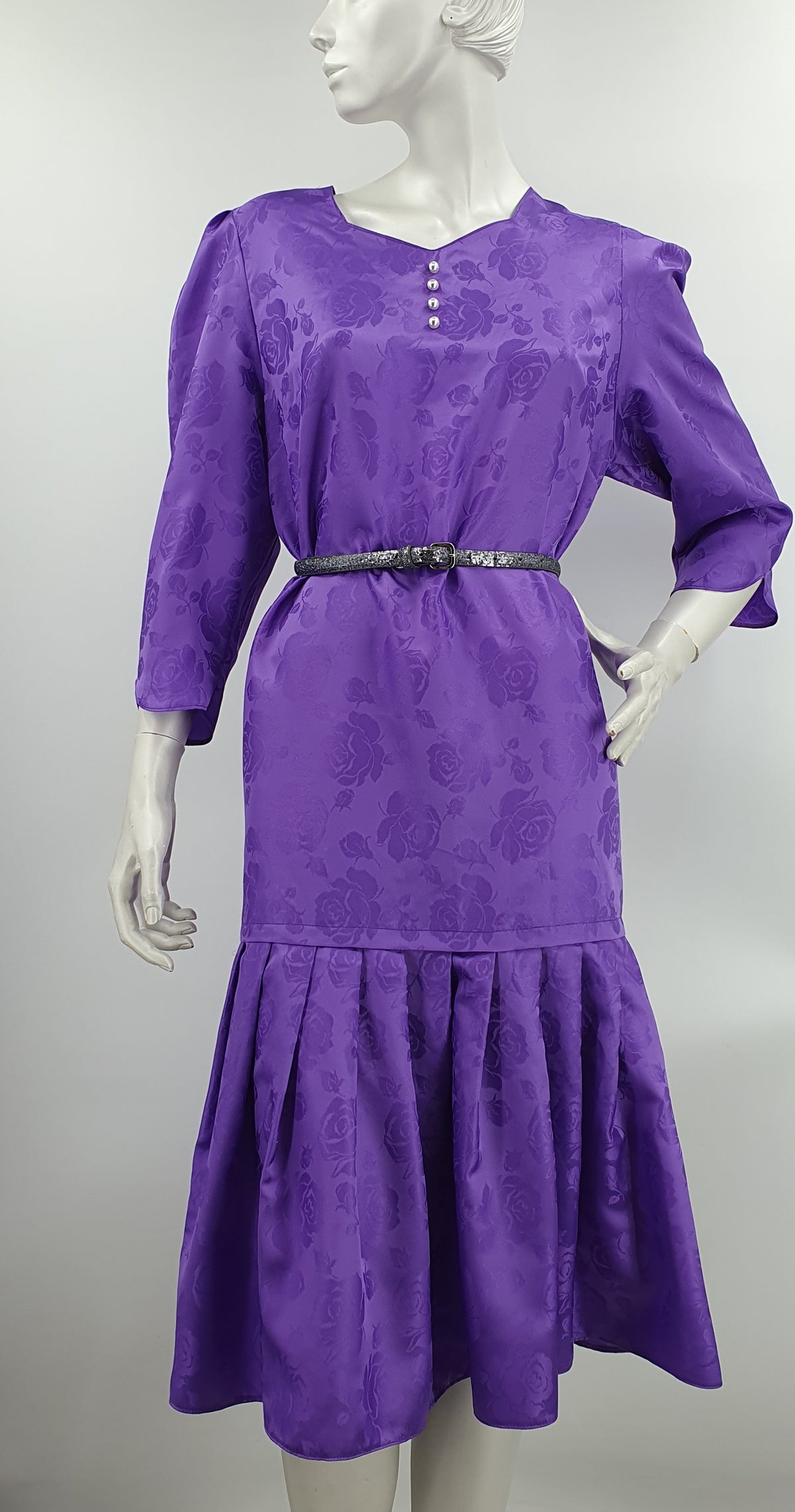 Lilan värinen mekko lasketulla helmalla, 80-luvulta, koko 38-40