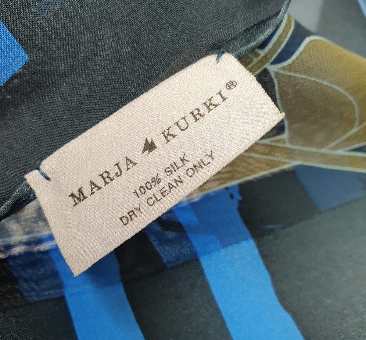 Marja Kurki, pitkänmallinen vintage silkkihuivi, kukkakuviot, kuva tuotelapusta