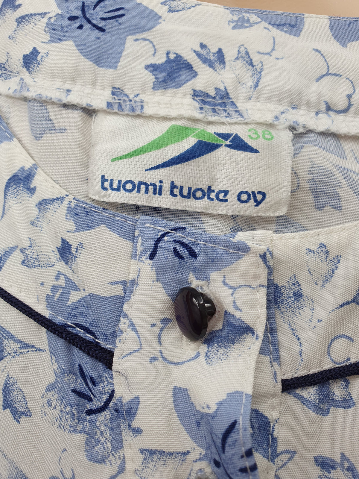 Tuomi-Tuote, sinikukkainen naisten vintagepaita 80-90-luvulta, koko 38-40