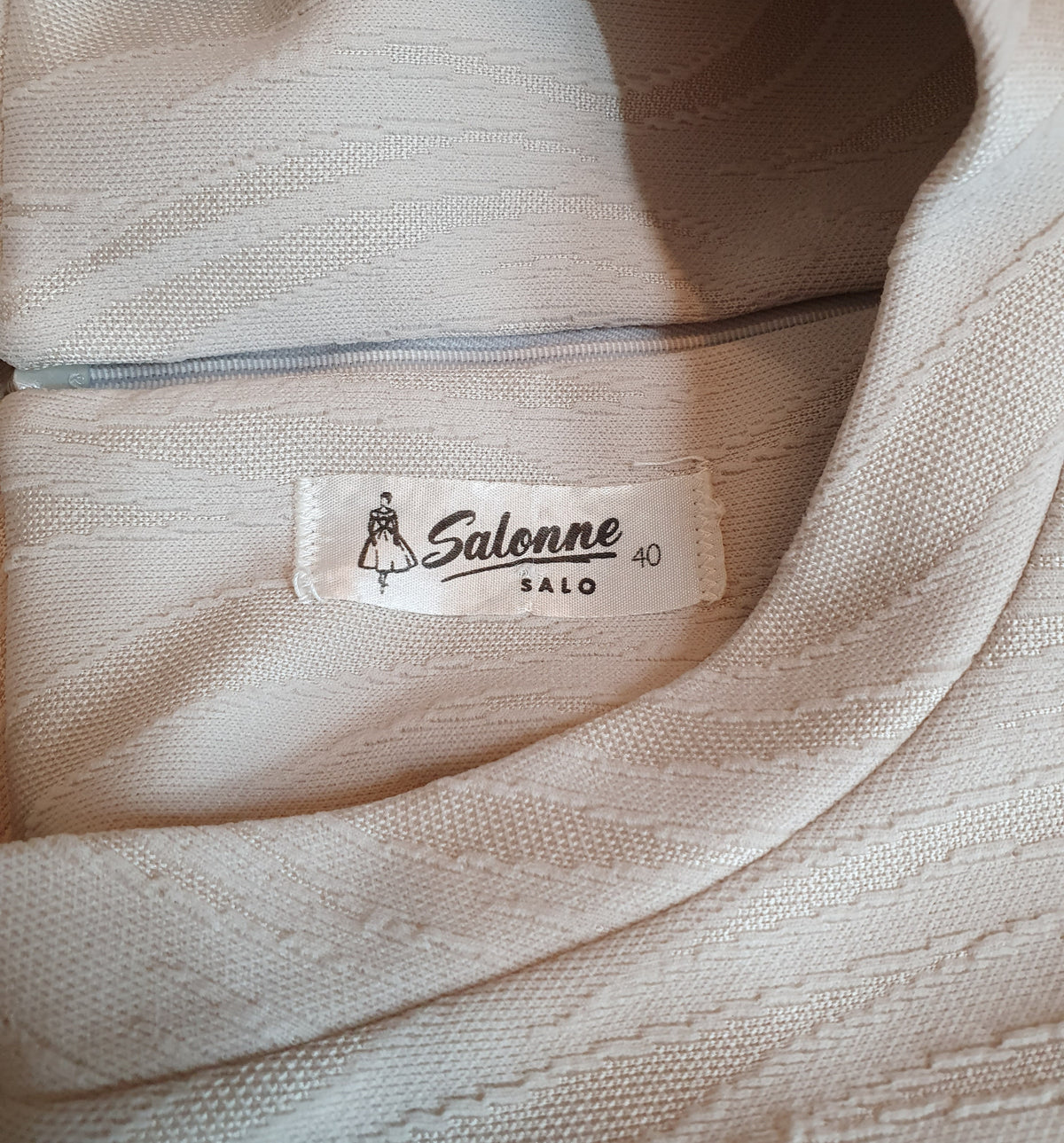 Salonne, hiekanvärinen vintagemekko 70-luvulta, lyhythihainen, kuva logosta