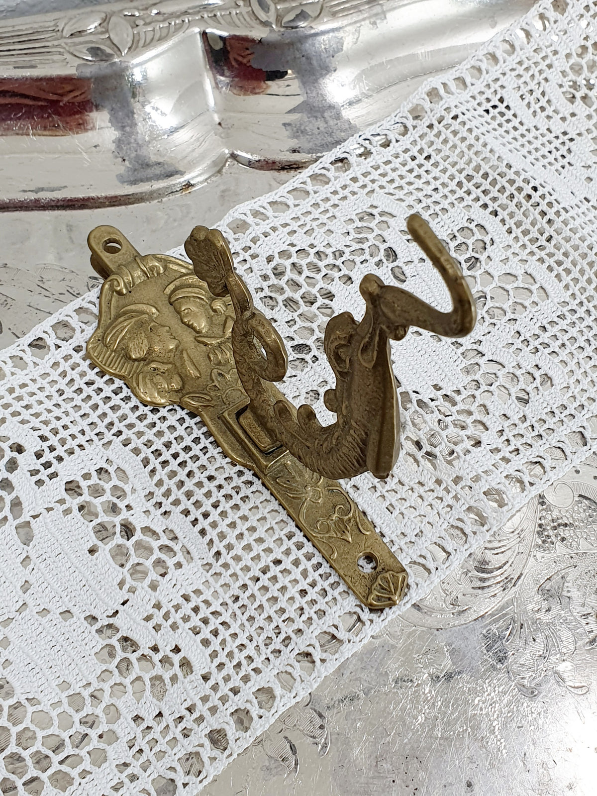 Messinkinen vintage vaatekoukku, kalakuvio, kuva ylhäältäpäin