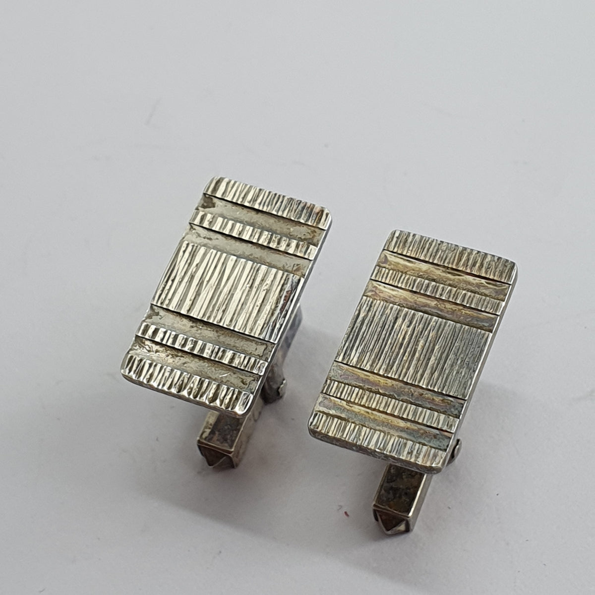 Vintage kalvosinnapit raitakuviolla, Sterling hopeaa