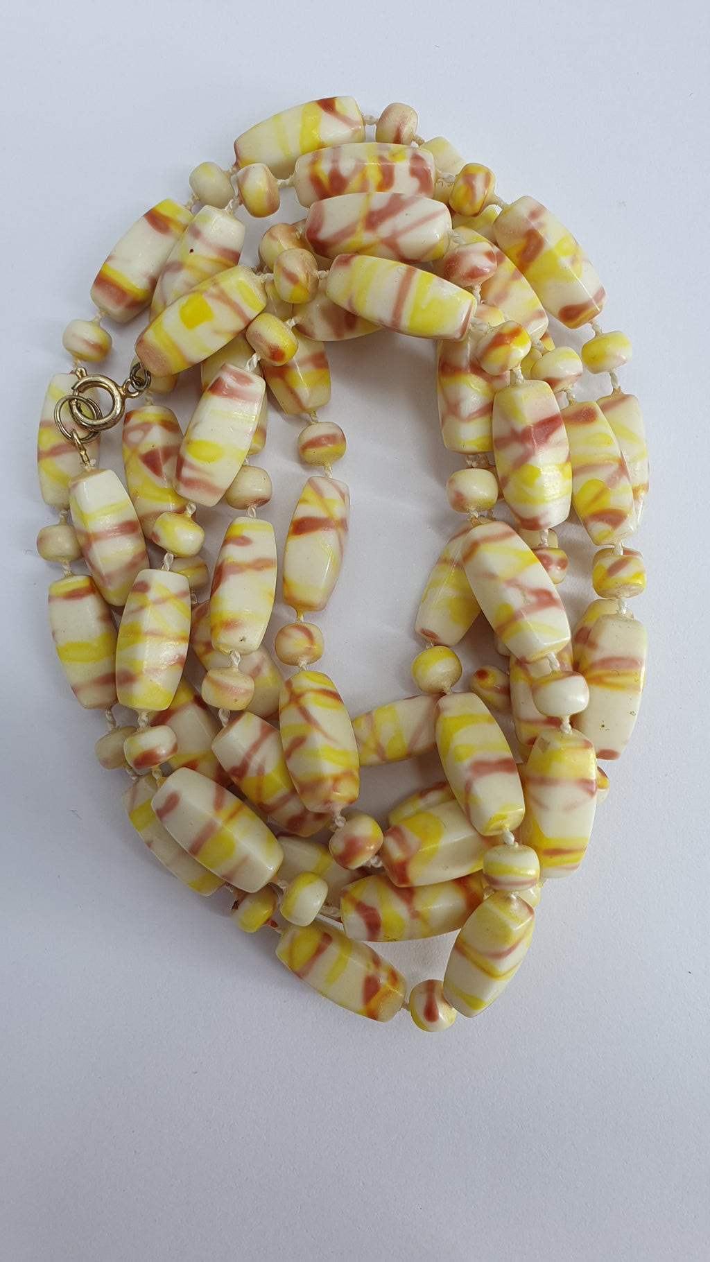Brown-colored pearl necklace from the 60s-70s, length 134cm