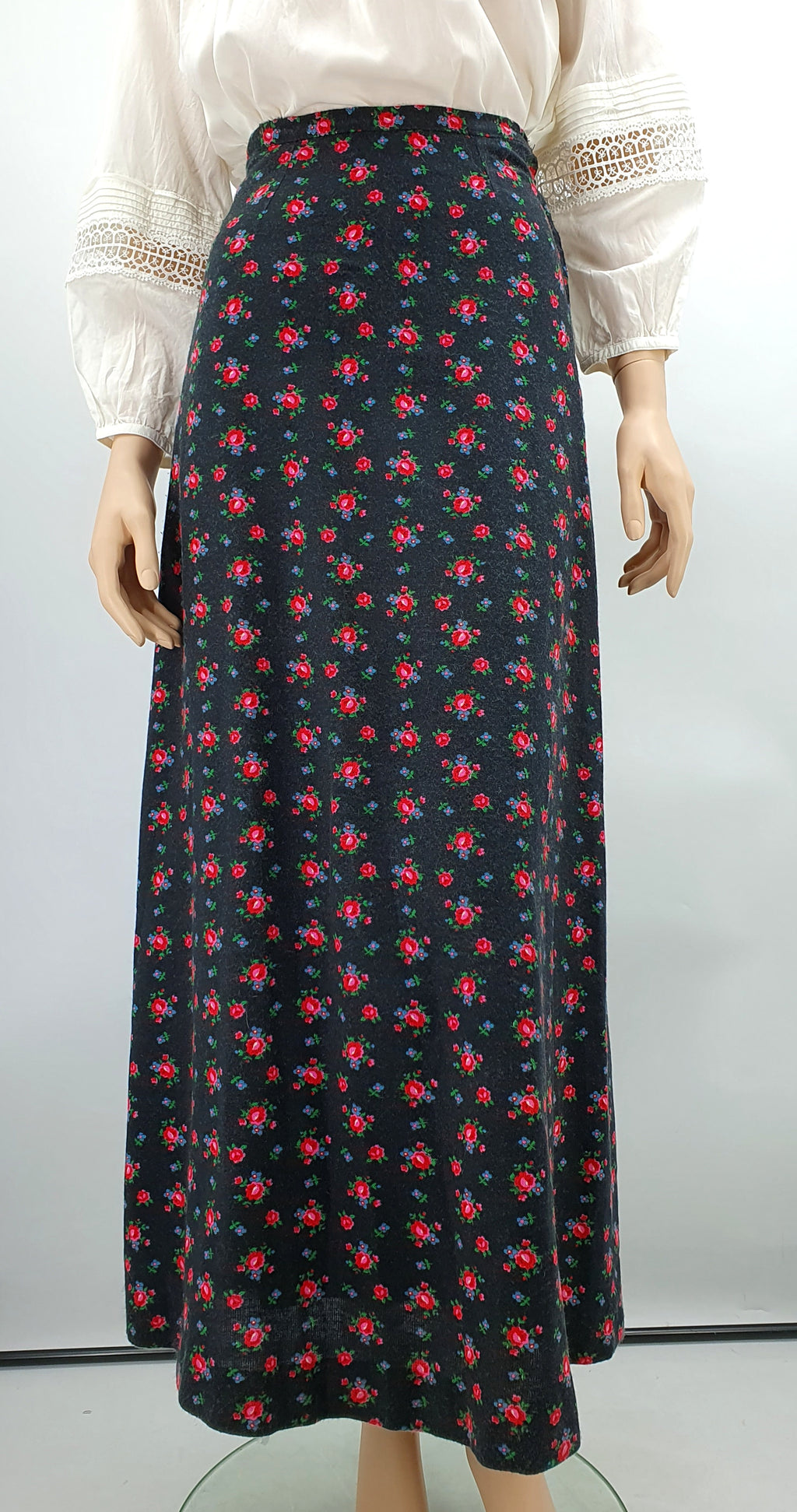Tiklas, ruusukuvioinen maxihame, 70-luku, vyöt.ymp. 62cm, koko 32(34)