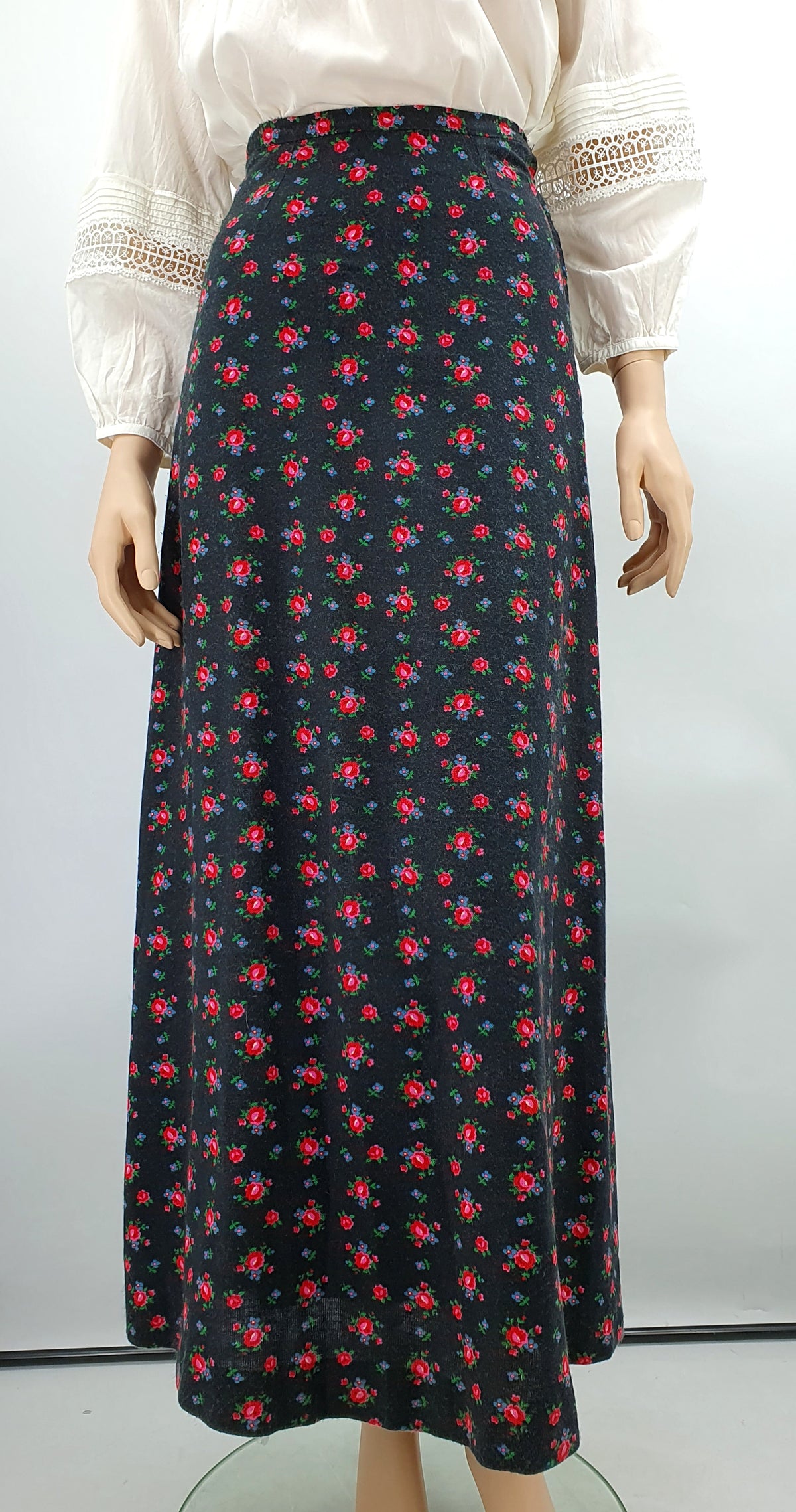 Tiklas, ruusukuvioinen maxihame, 70-luku, vyöt.ymp. 62cm, koko 32(34)