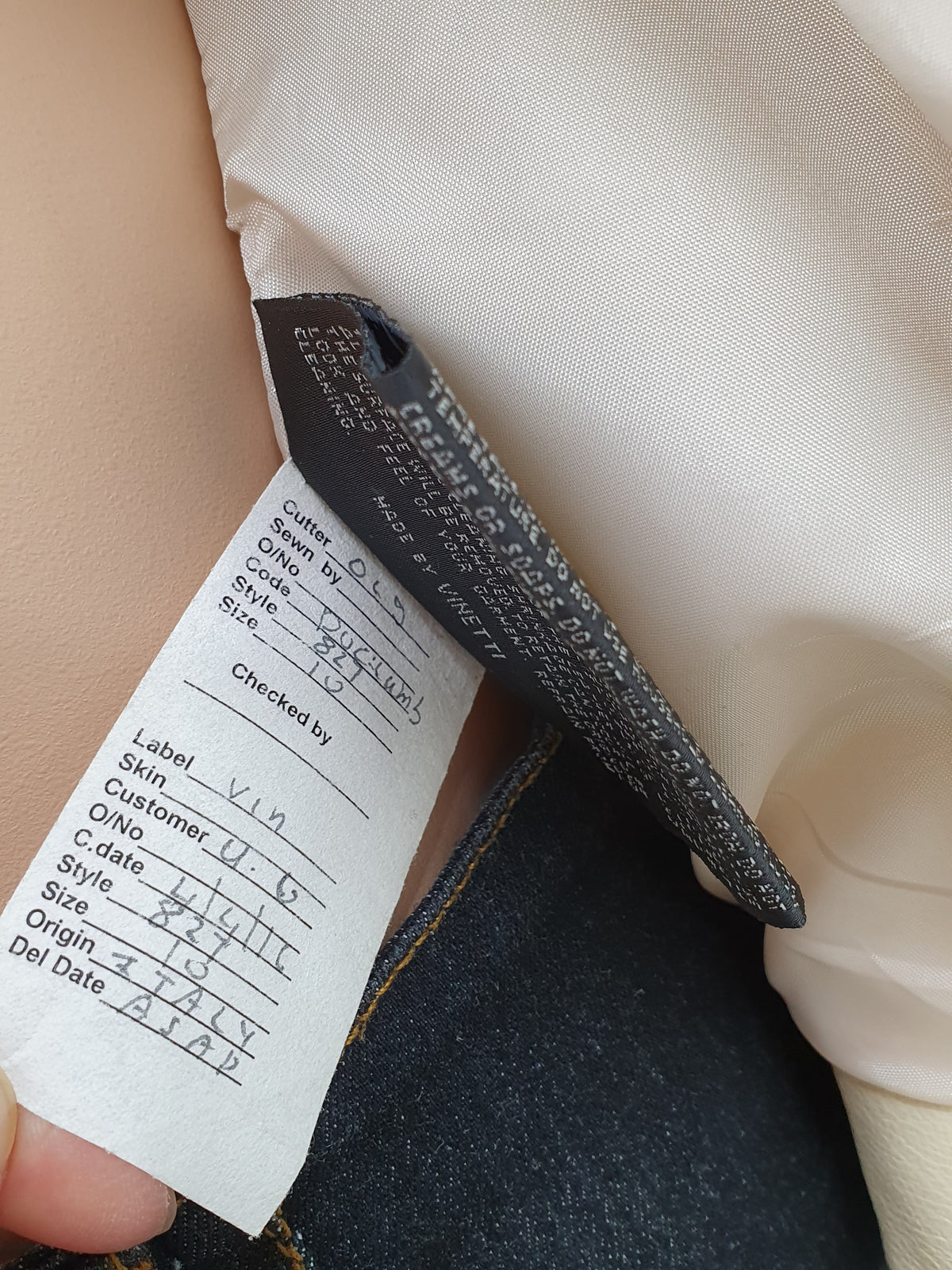 Kermanvalkoinen slimfit-nahkatakki Australiasta, kuva tuotelapusta