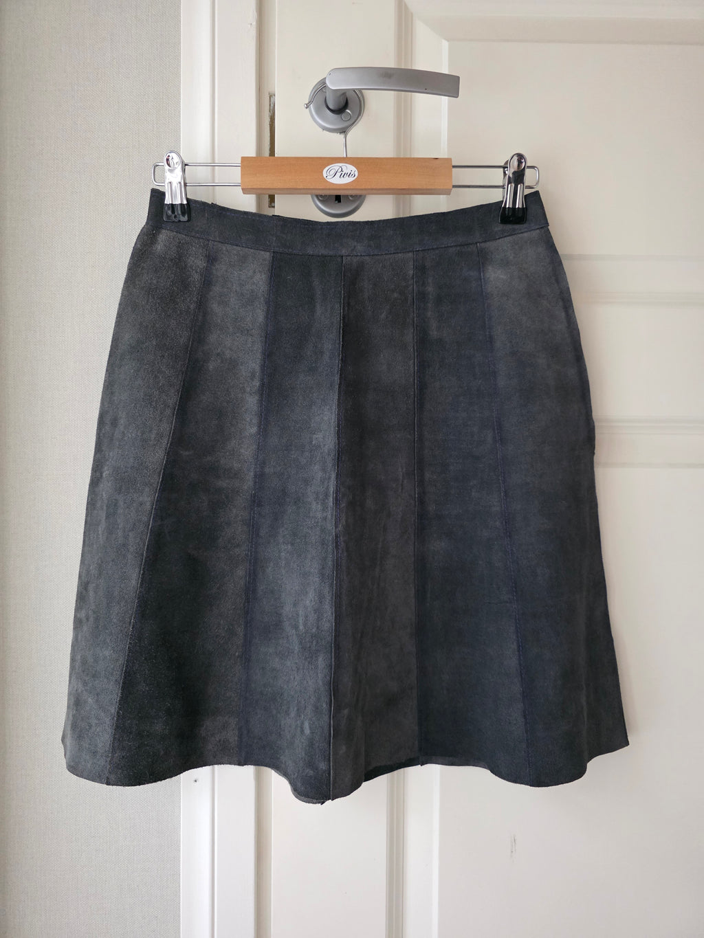 Harmaa mokkanahkainen hame 60-70-luvulta, vy 68cm, koko 34-36