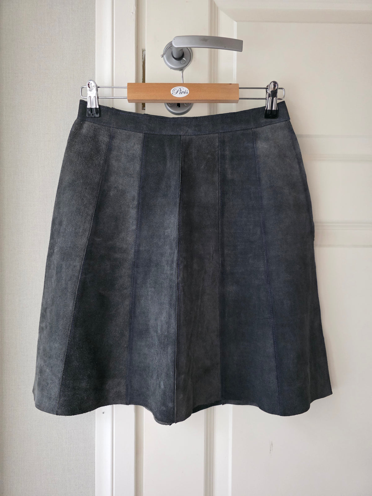 Harmaa mokkanahkainen hame 60-70-luvulta, vy 68cm, koko 34-36