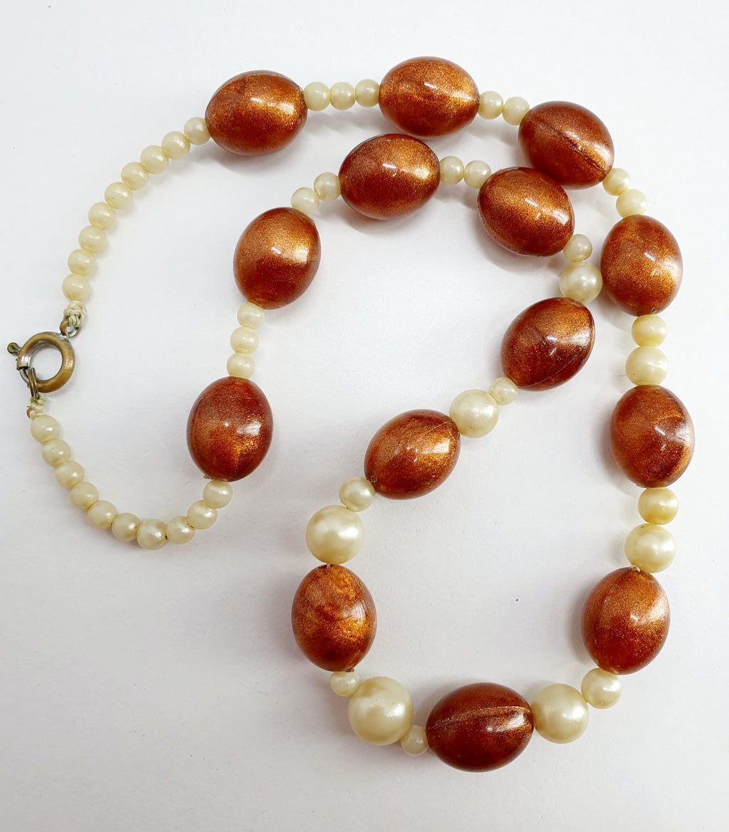 Pearl necklace from the 60s-70s, color light/cognac, length 42cm