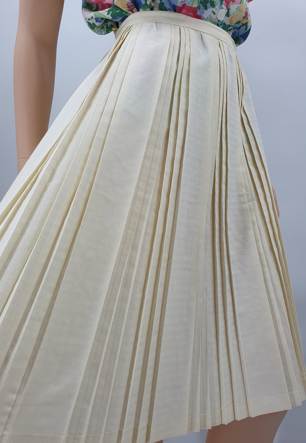 Off-white pleated skirt from the 60s, waist 65cm, size 34