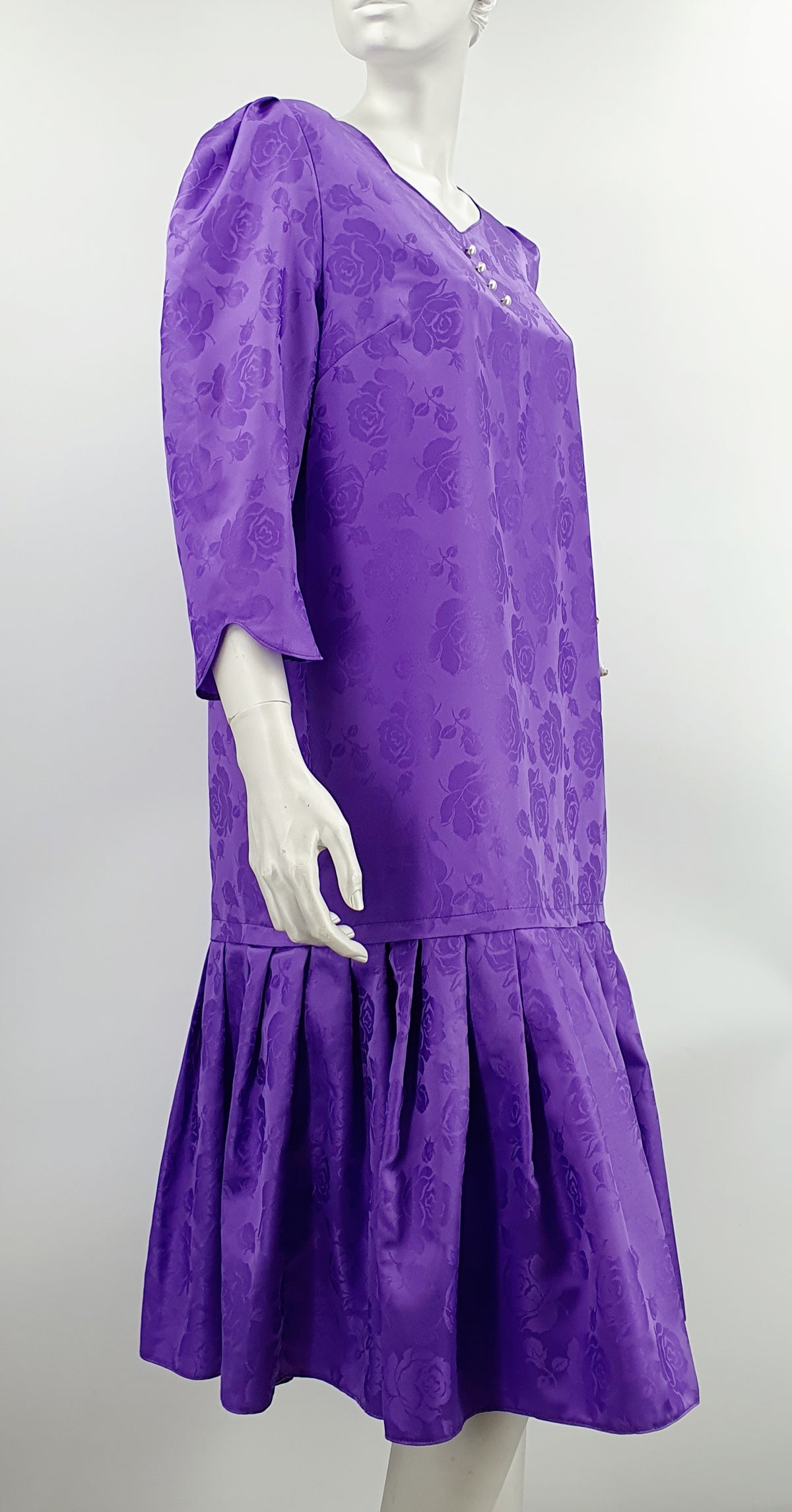 Lilan värinen mekko lasketulla helmalla, 80-luvulta, koko 38-40