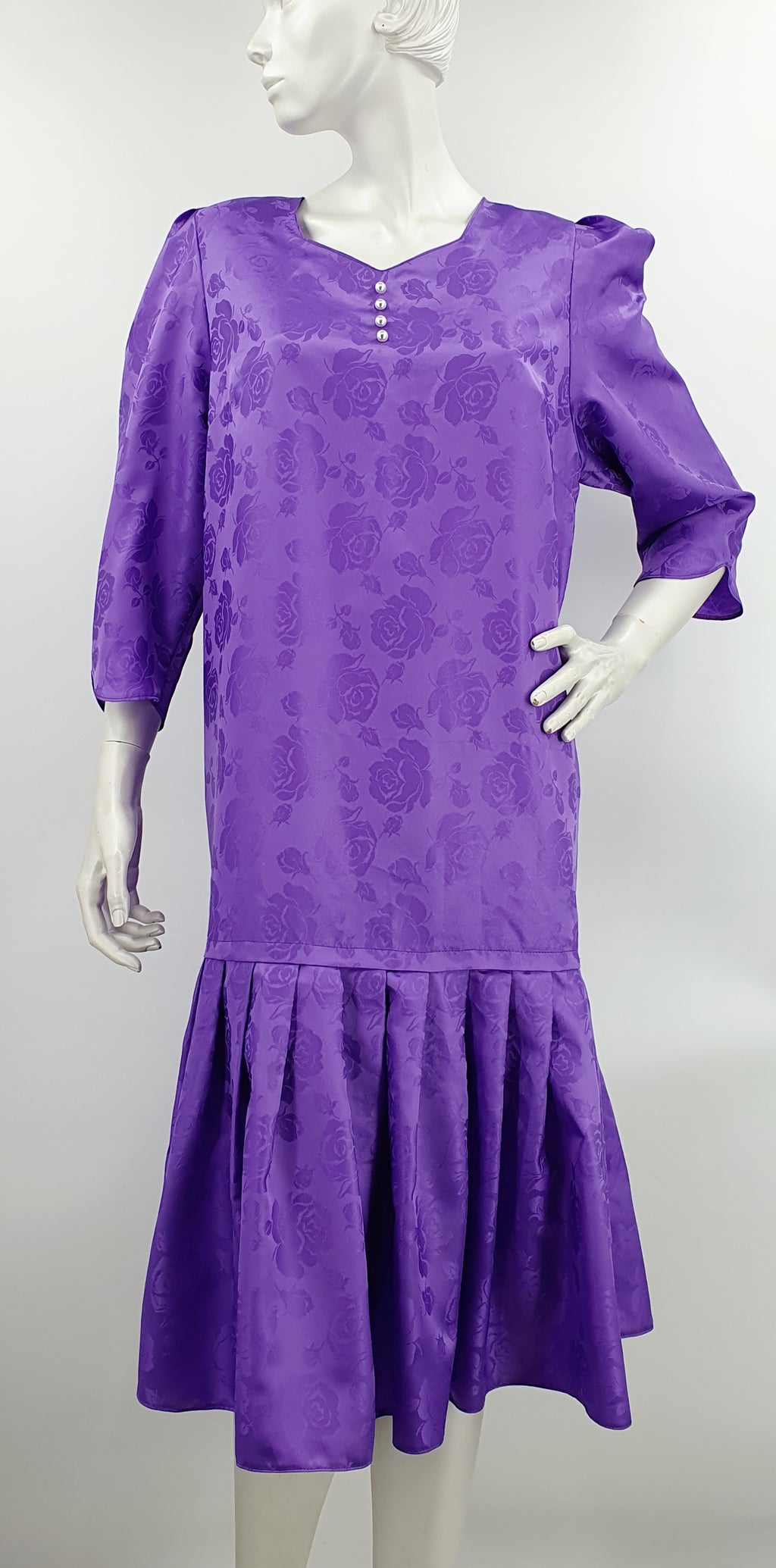 Lilan värinen mekko lasketulla helmalla, 80-luvulta, koko 38-40