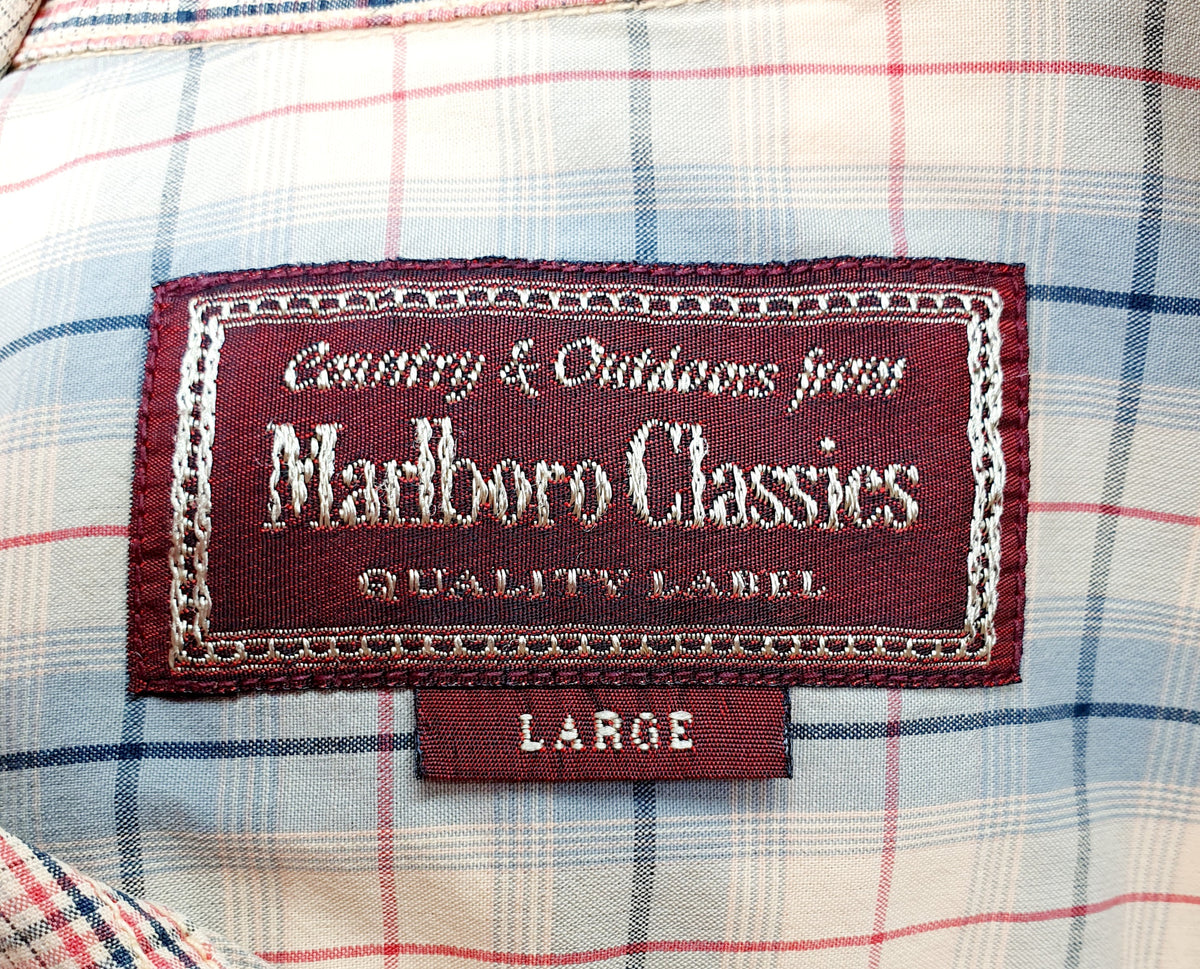 Marlboro Classics, lyhythihainen miesten kauluspaita ruutukuviolla, väritys vaaleankeltainen-harmaanvihreä, kuva logosta